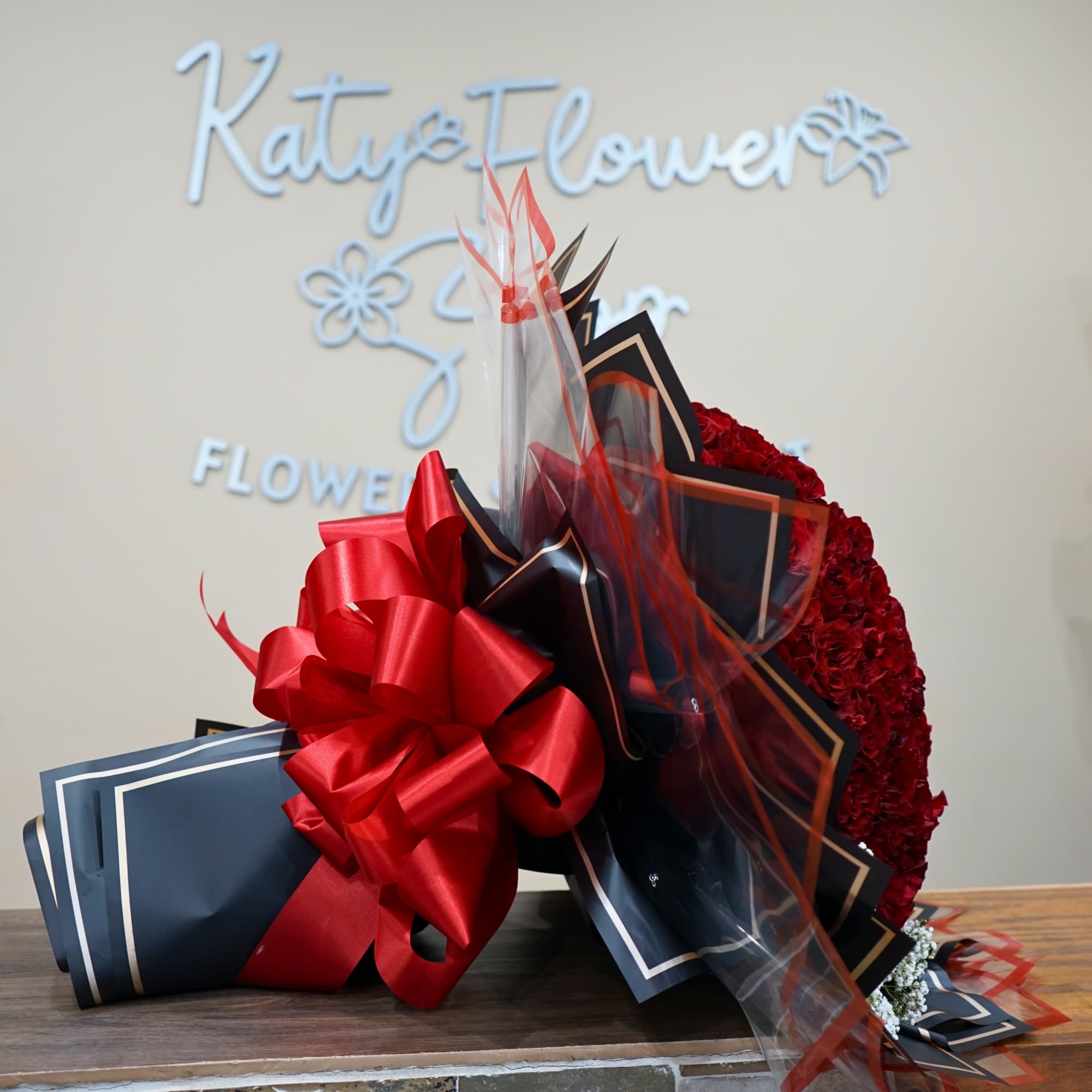 150 roses, perfectly designed into a beautiful ramo buchon. The perfect arrangement