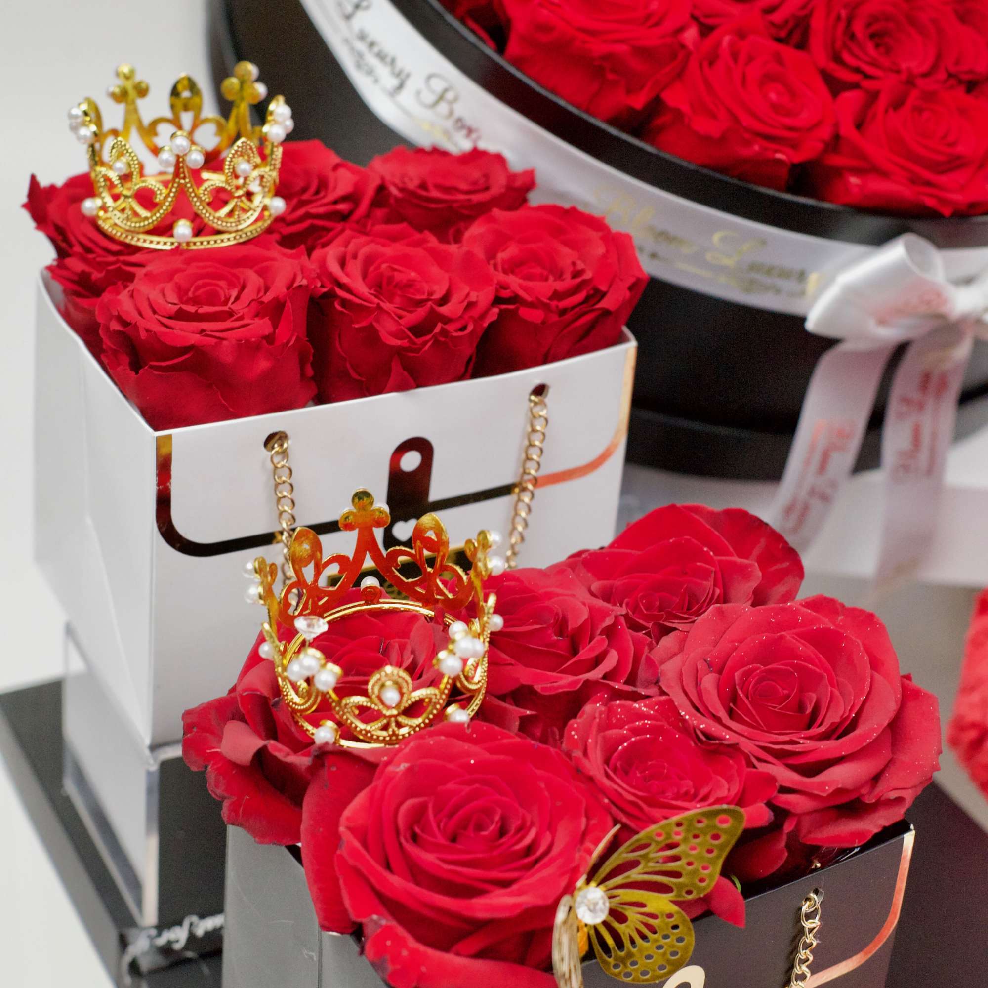 Black purse, red roses 