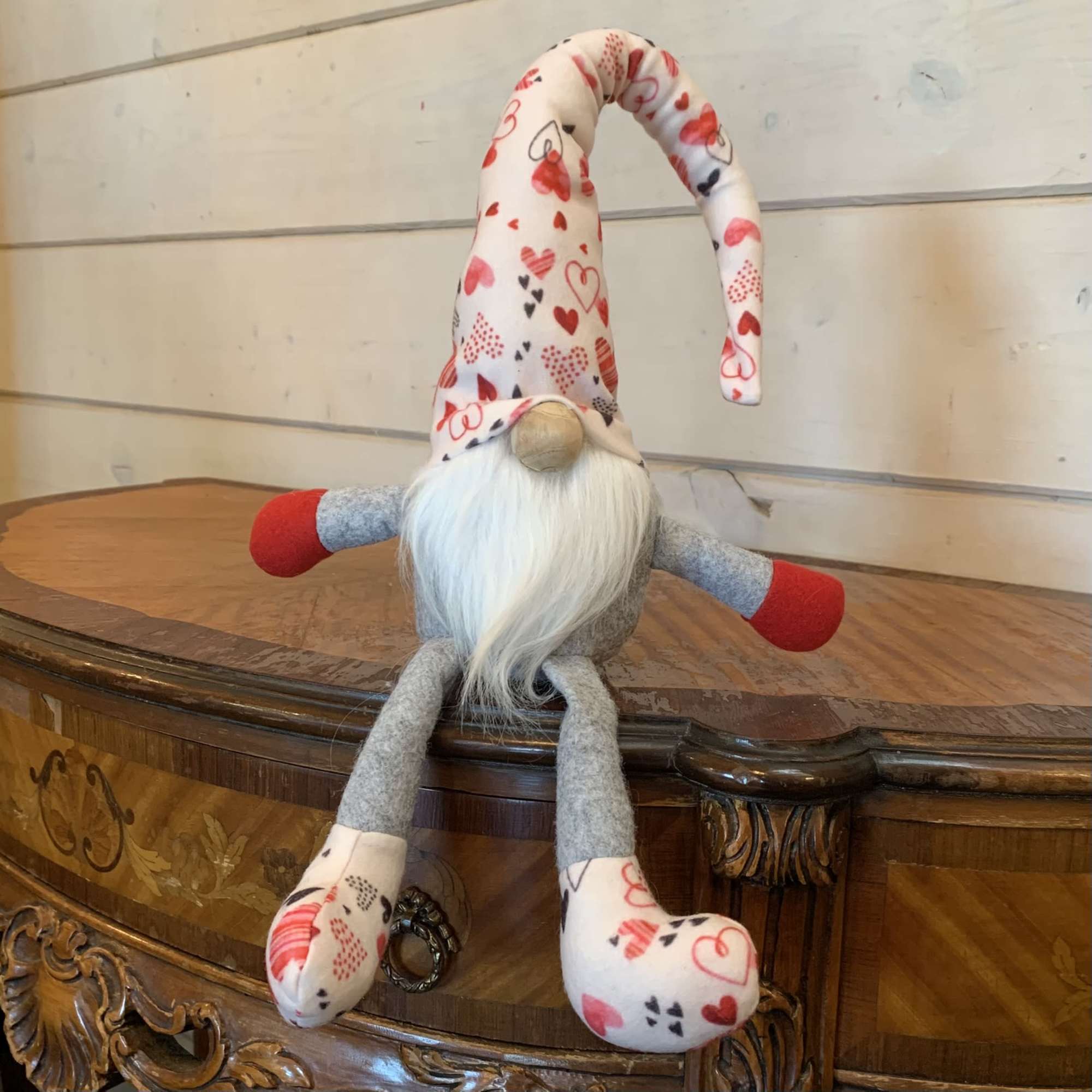 With a hooked hat and arms held wide, this gnome wants to