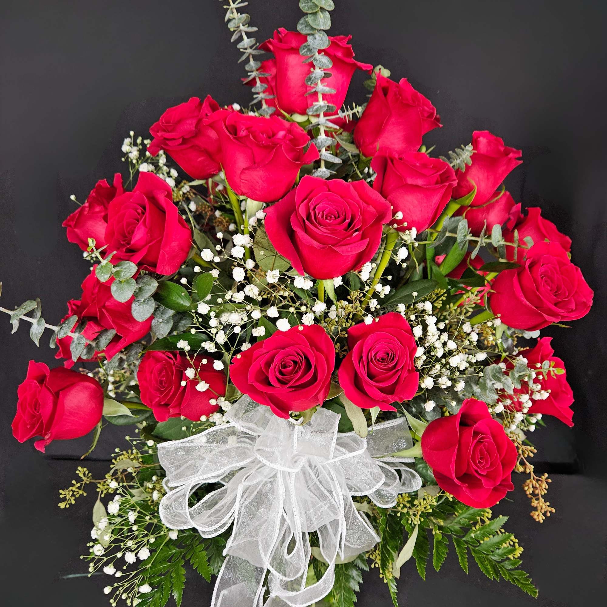 These dozen red roses with baby's breath are a classic! Perfect romantic