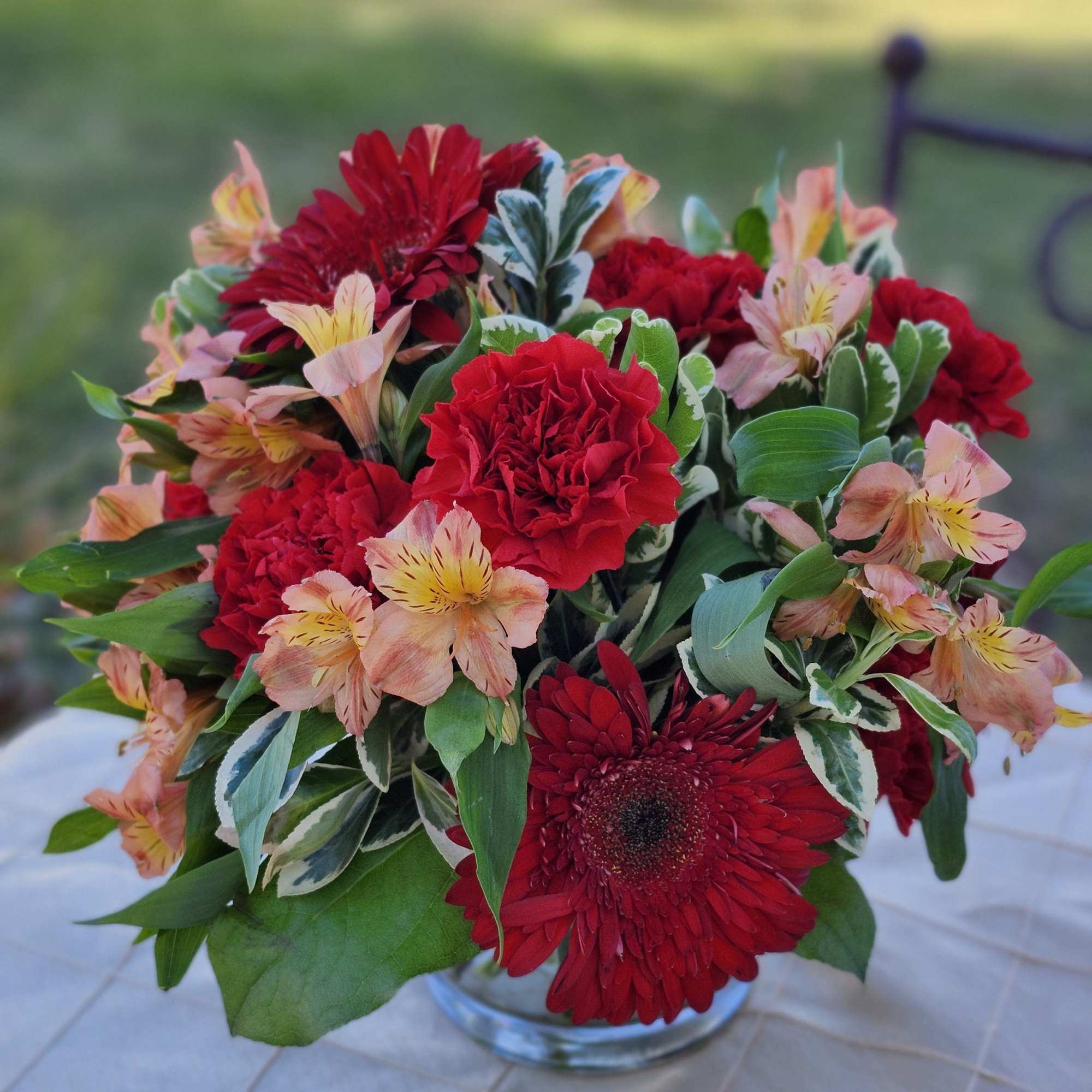 This cinnamon-colored arrangement is a perfect taste of fall. Perfect for any