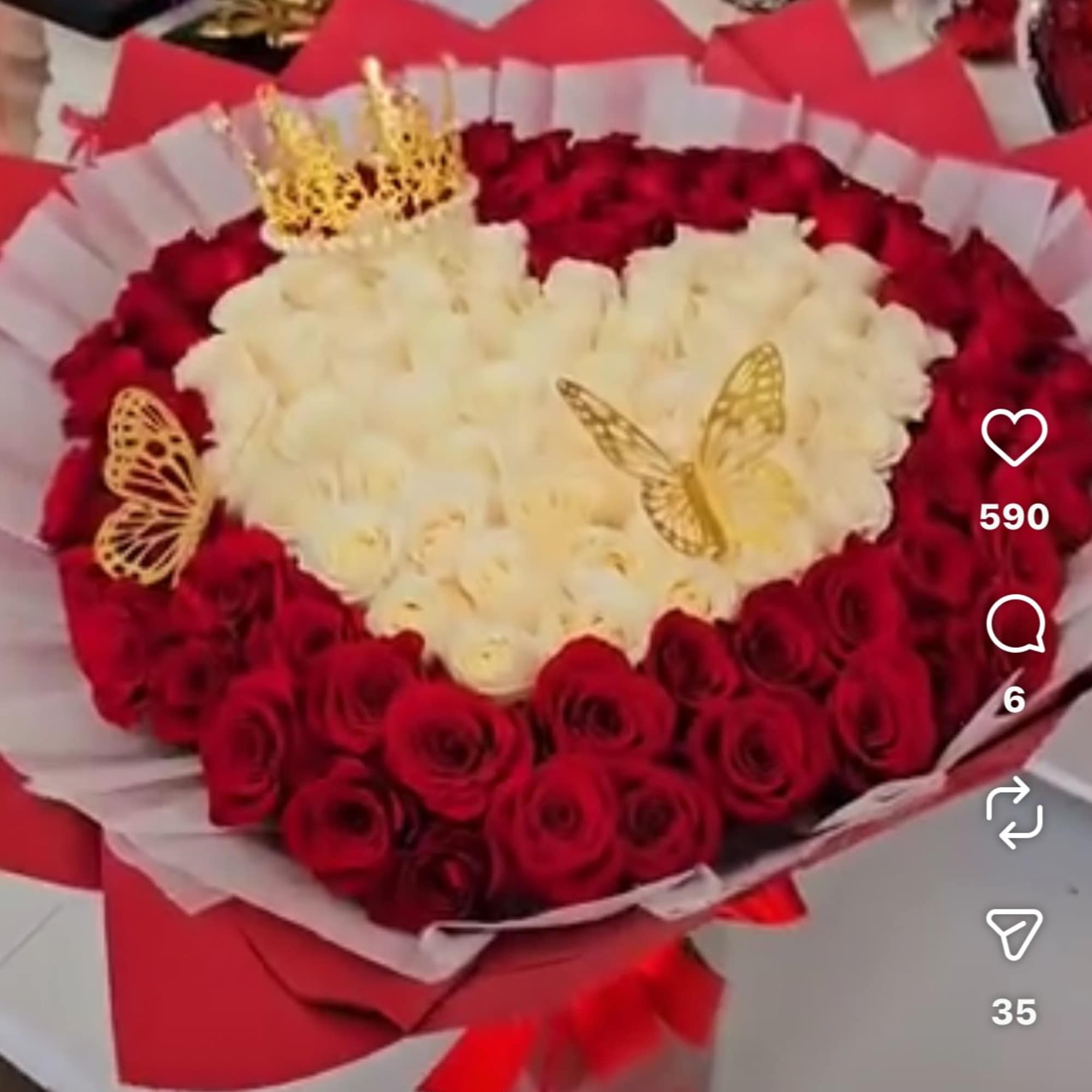 Deluxe bouquet with heart shape and flowers aroung