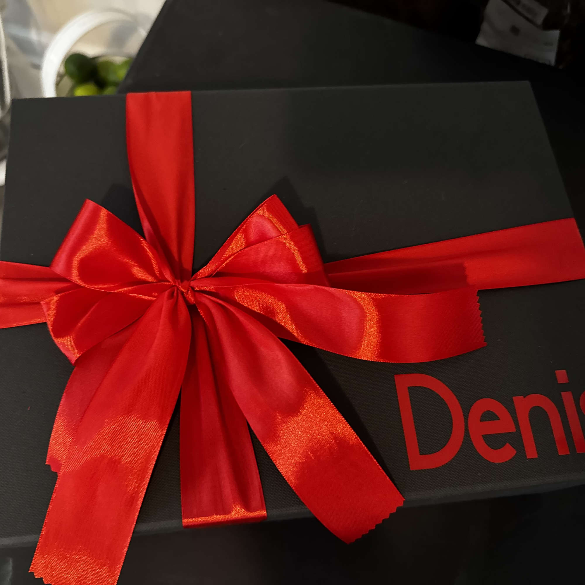 BEAUTIFUL BOX BLACK OR WHITE, WINE, CHOCOLATES, COOKIES AND SEEDS INSIDE, PLEASE