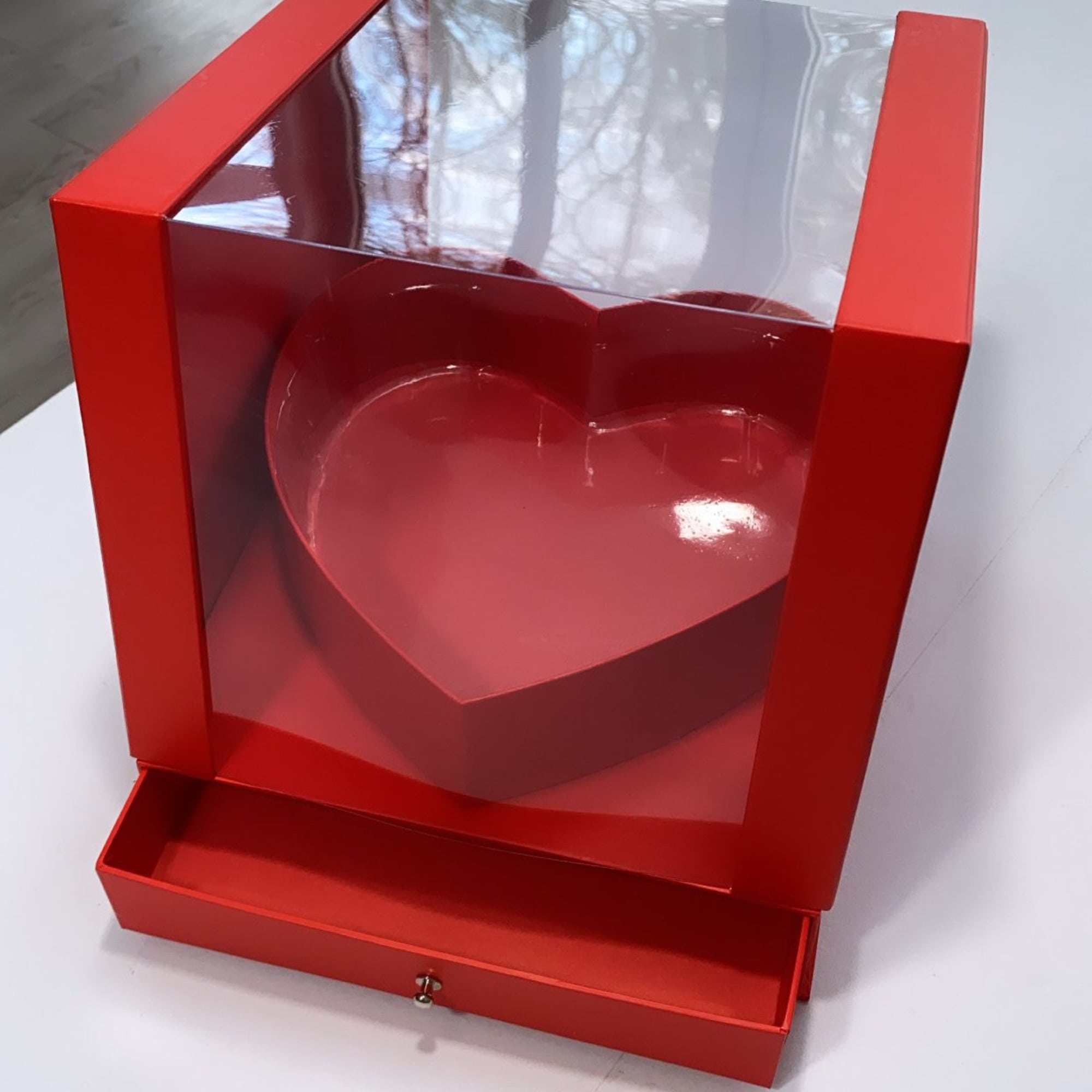 BEAUTIFUL BOX SQUARE WITH HEART SHAPE AND CHOCOLATE DRAWER. AVAILABE IN WHITE