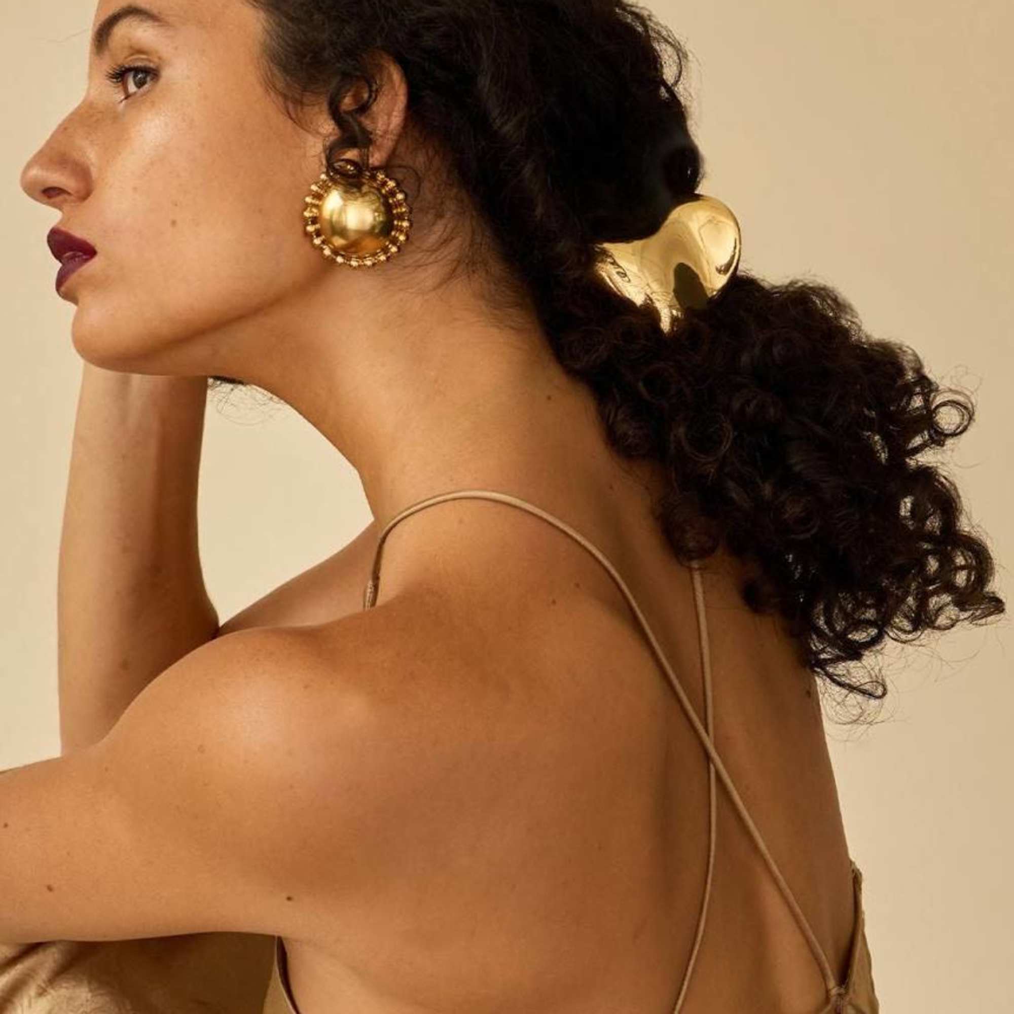 Upgrade your hair with a Heart Metal Claw Clip. Its amorphous heart