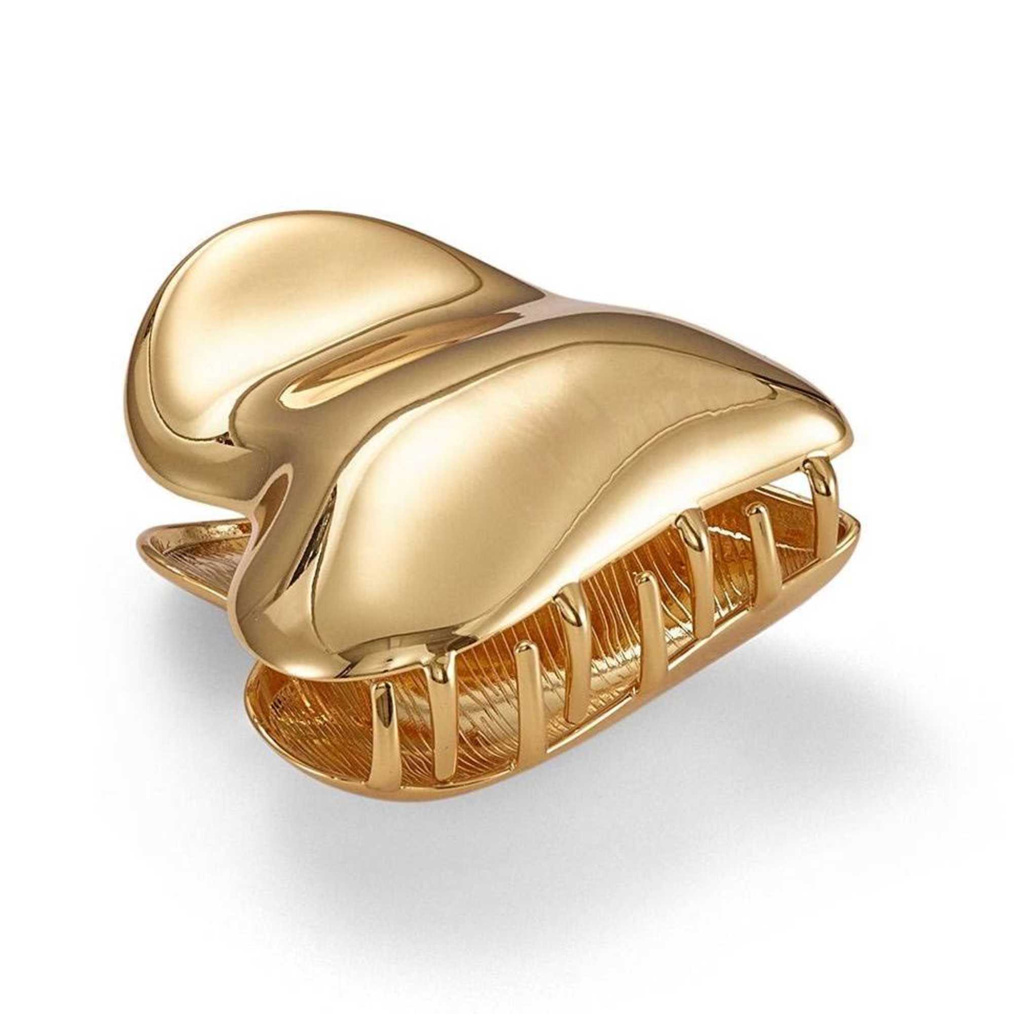 Upgrade your hair with a Heart Metal Claw Clip. Its amorphous heart