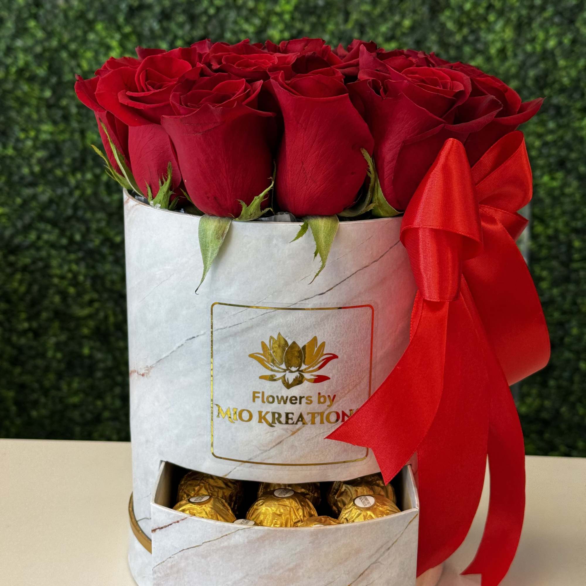 Beautiful surprise round box marble design 13-15 roses