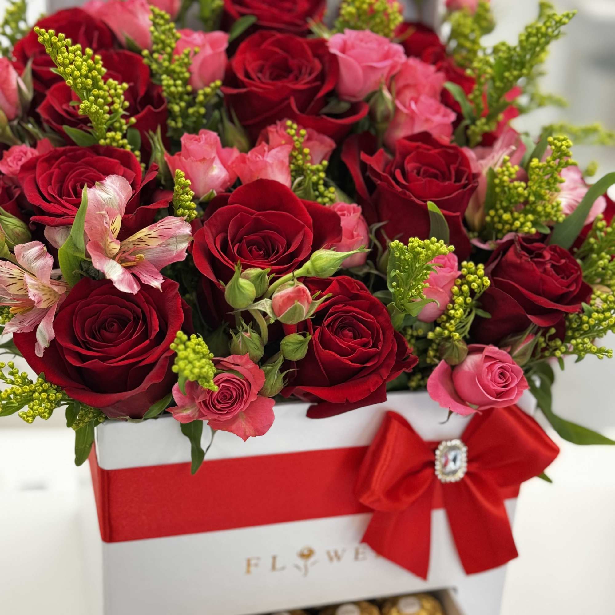 Beautiful box black, white or pink, chocolates and custom text.