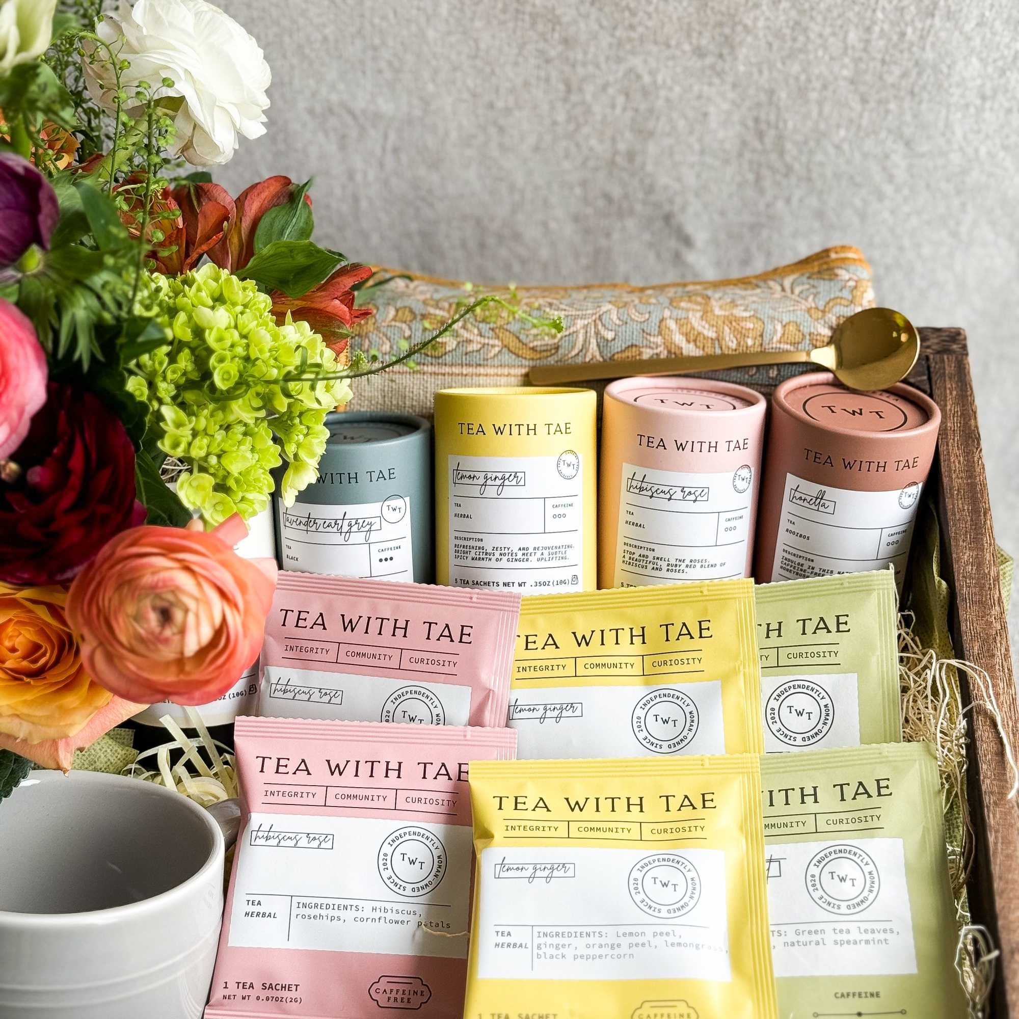 Gift in good taste with this elegant assortment of treats. A seasonal