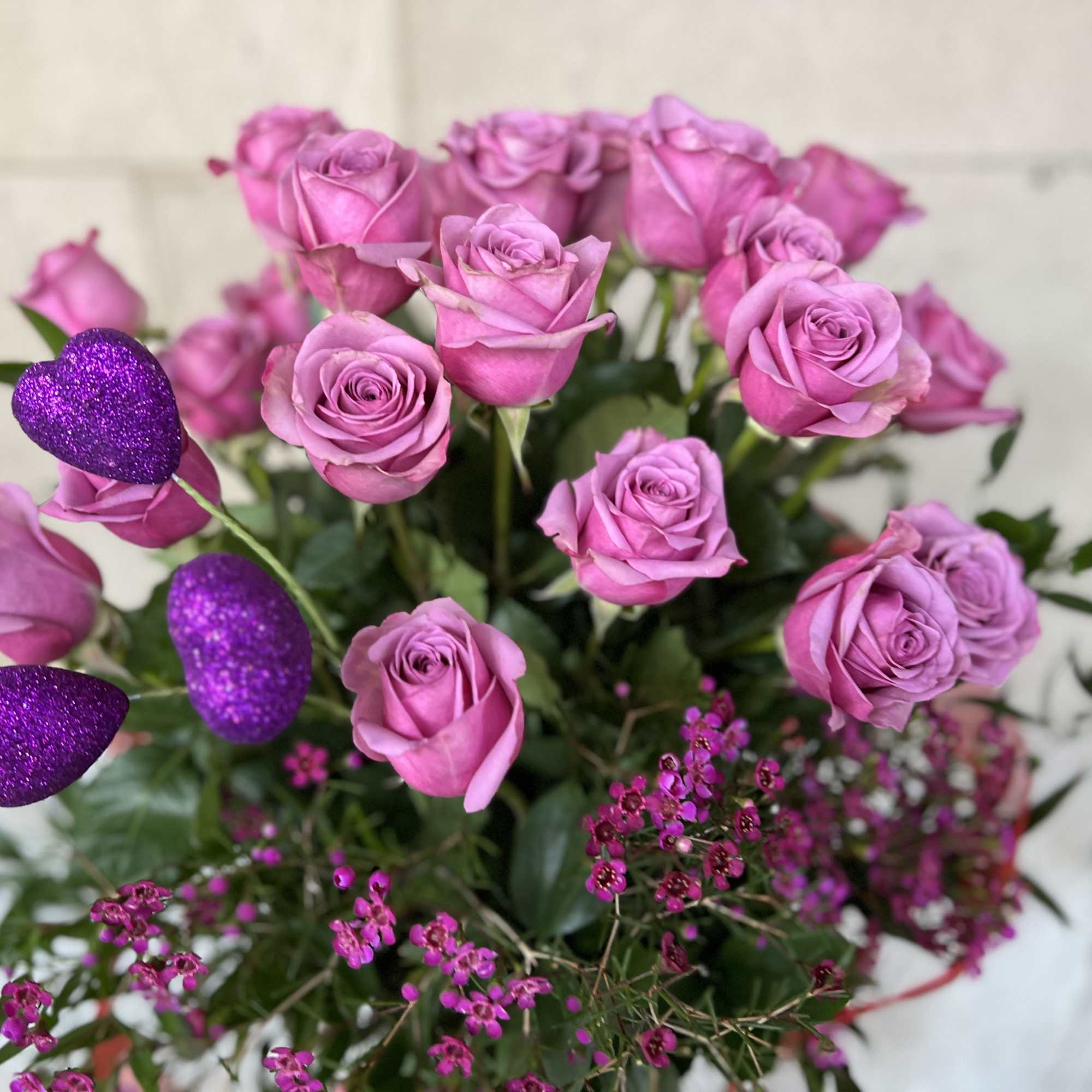 We are pleased to highlight our exquisite collection of long-stemmed roses, expertly