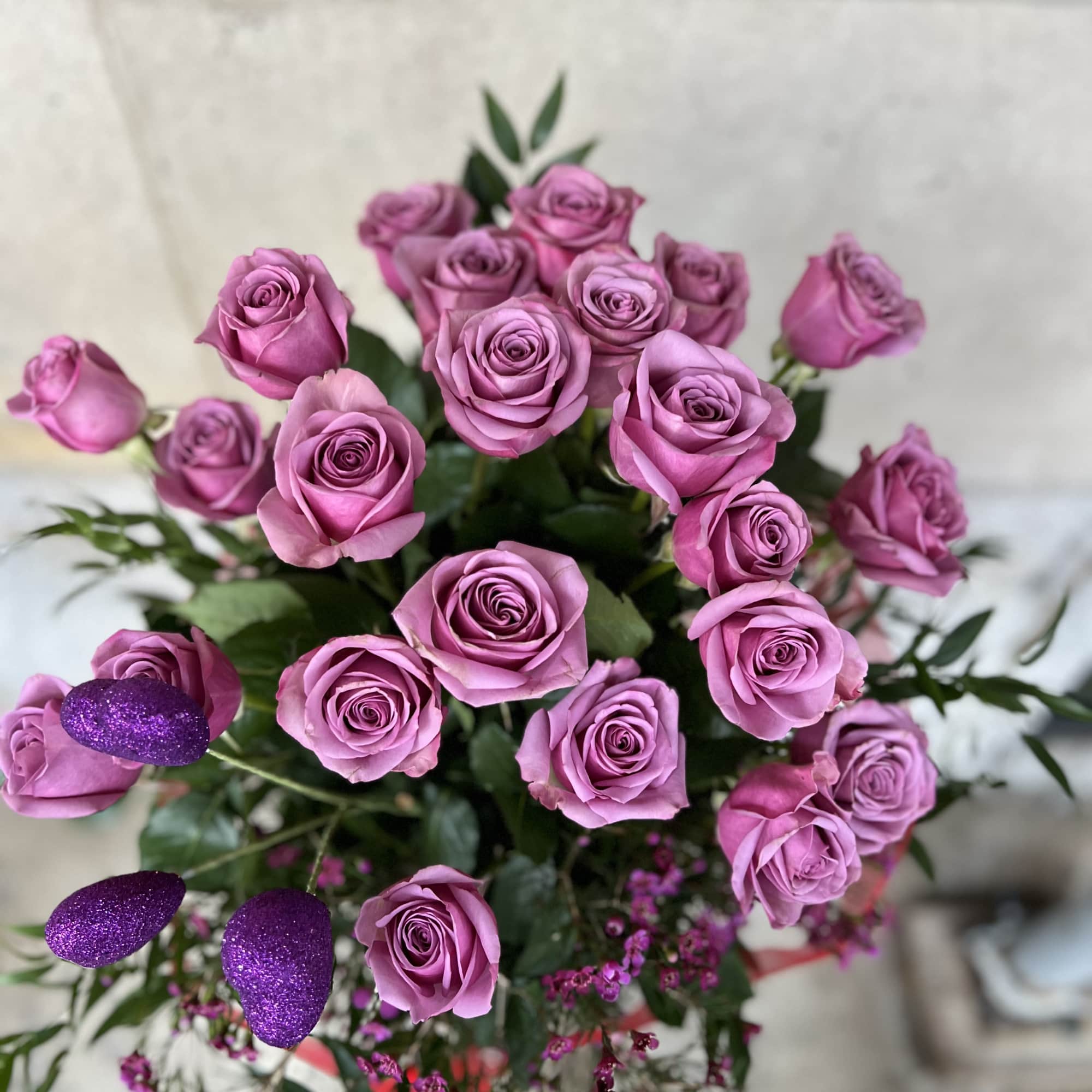 We are pleased to highlight our exquisite collection of long-stemmed roses, expertly