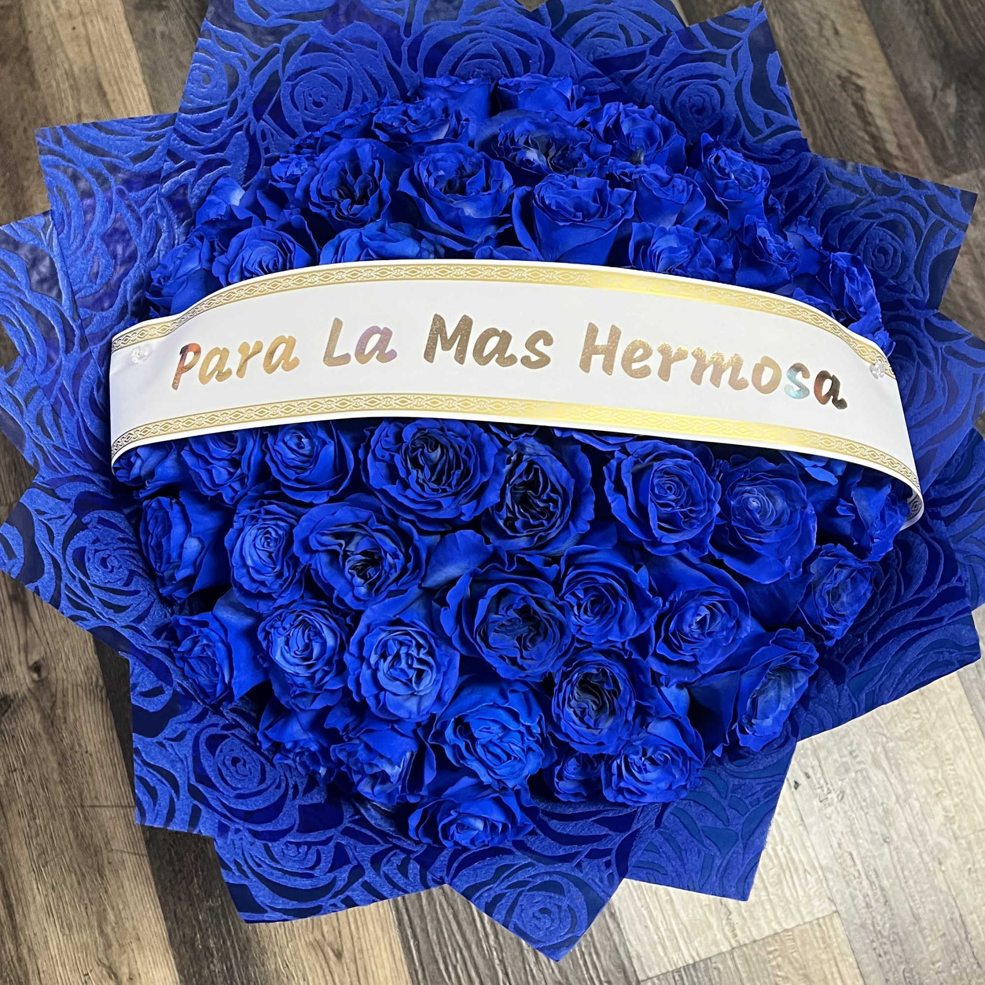 Buyer will receive 50 roses in total, banner included! 