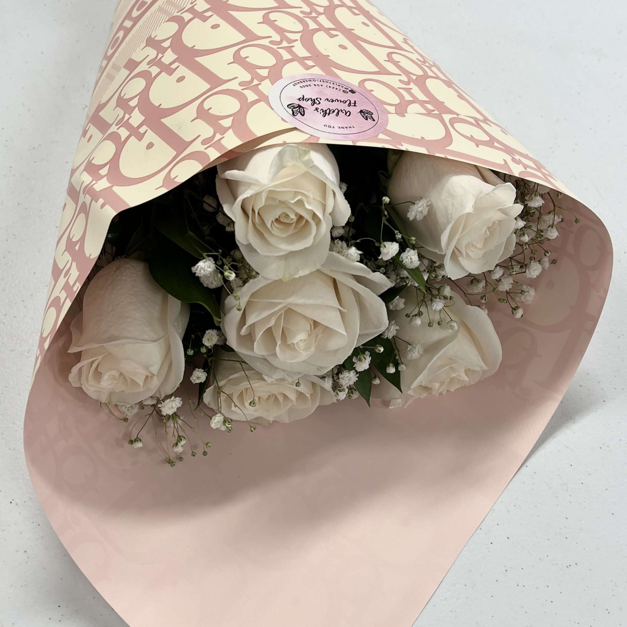 Buyer will receive 6 white roses 