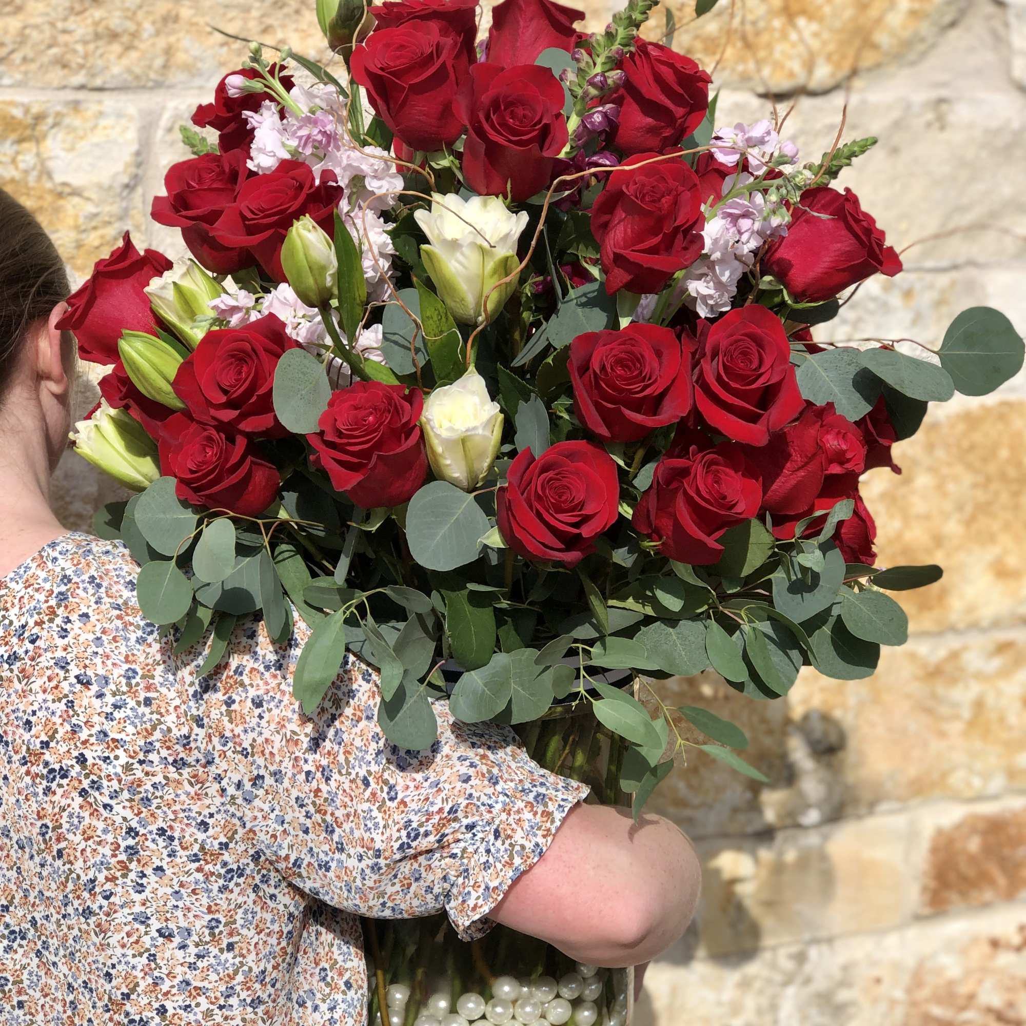 An elegant design that's sure to WOW. A tall arrangement of 40