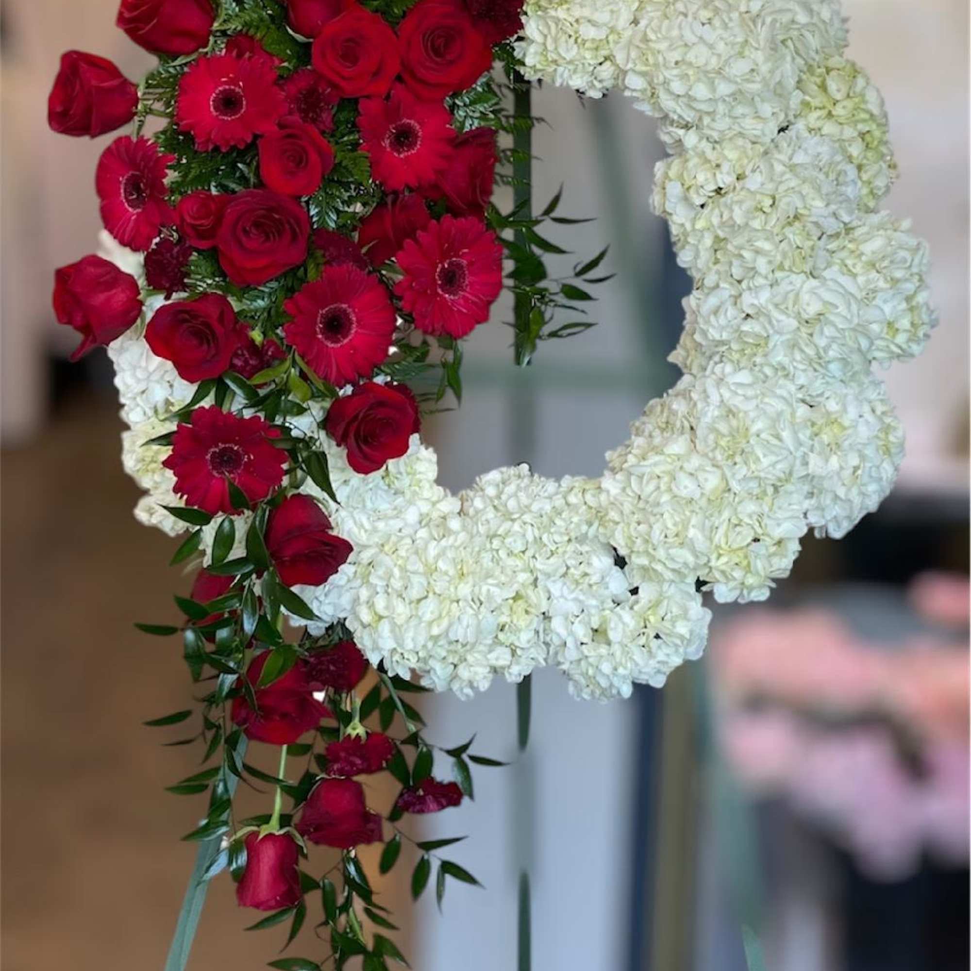 Theme Colors: Shades of red, white and green

Featured Blooms: Roses, Hydrangea Gerbera