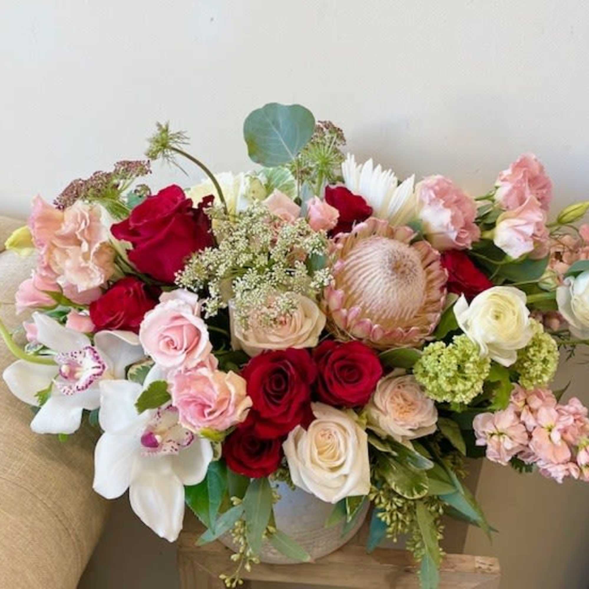 Theme Colors: Shades of white, red and pink

Featured Blooms: Roses, Ranunculus, Orchids