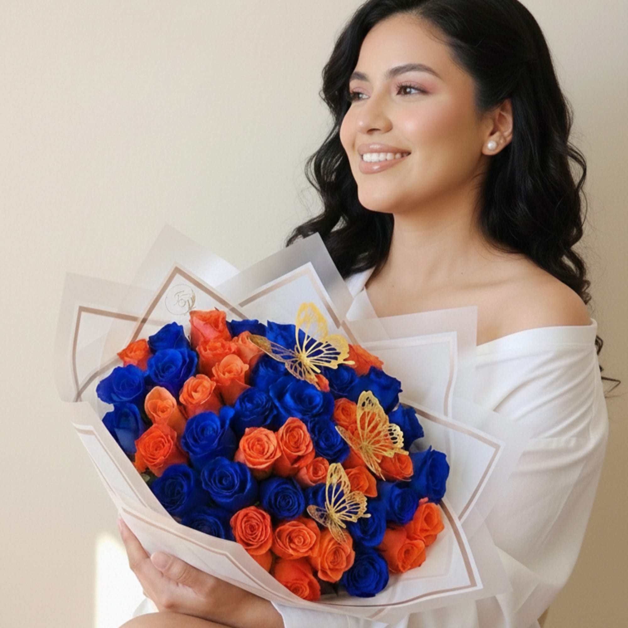 Eleva tus momentos especiales con nuestro exclusivo ramo de rosas combinadas, una