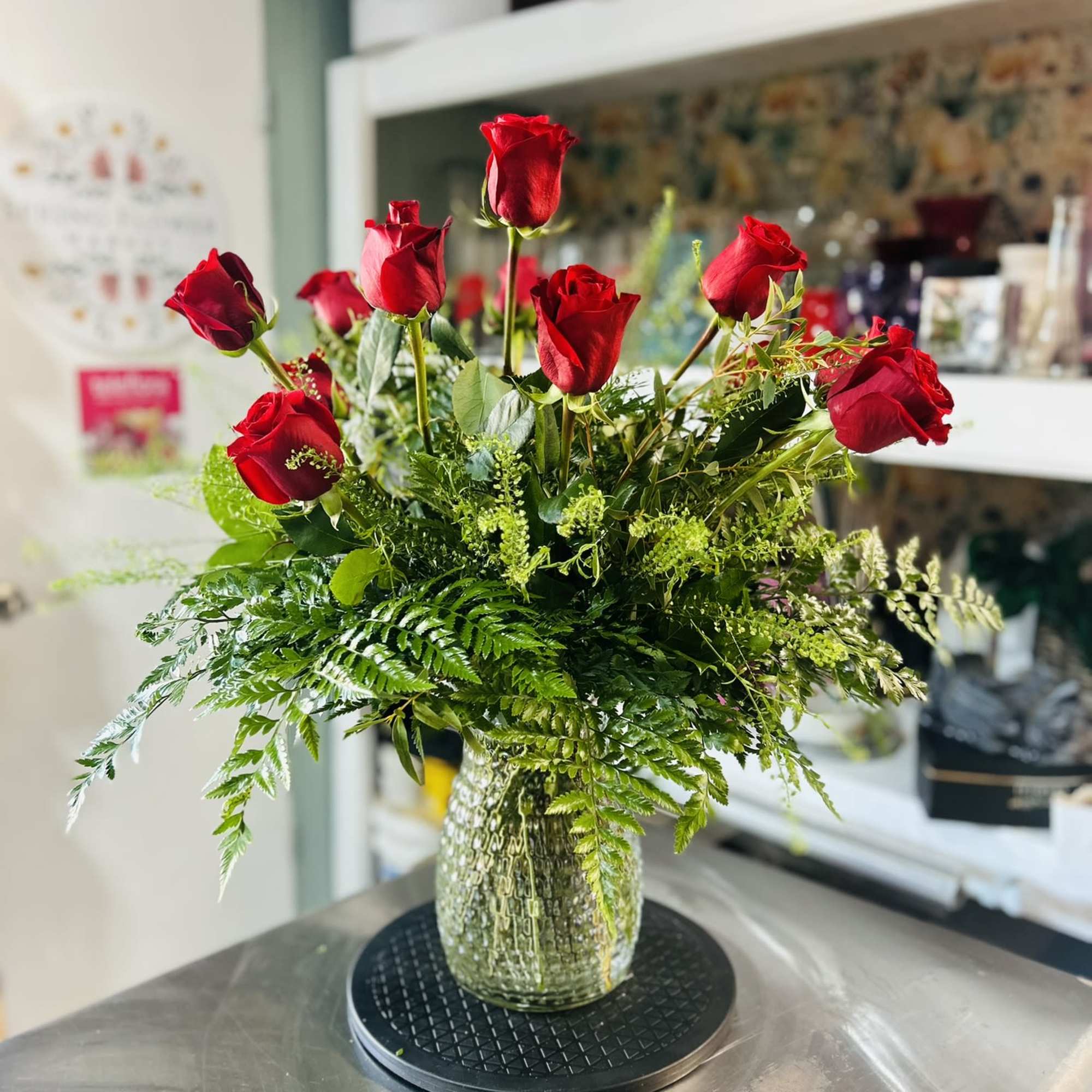 Dozen Red Roses in a Clear Glass Vase

This classic dozen red roses