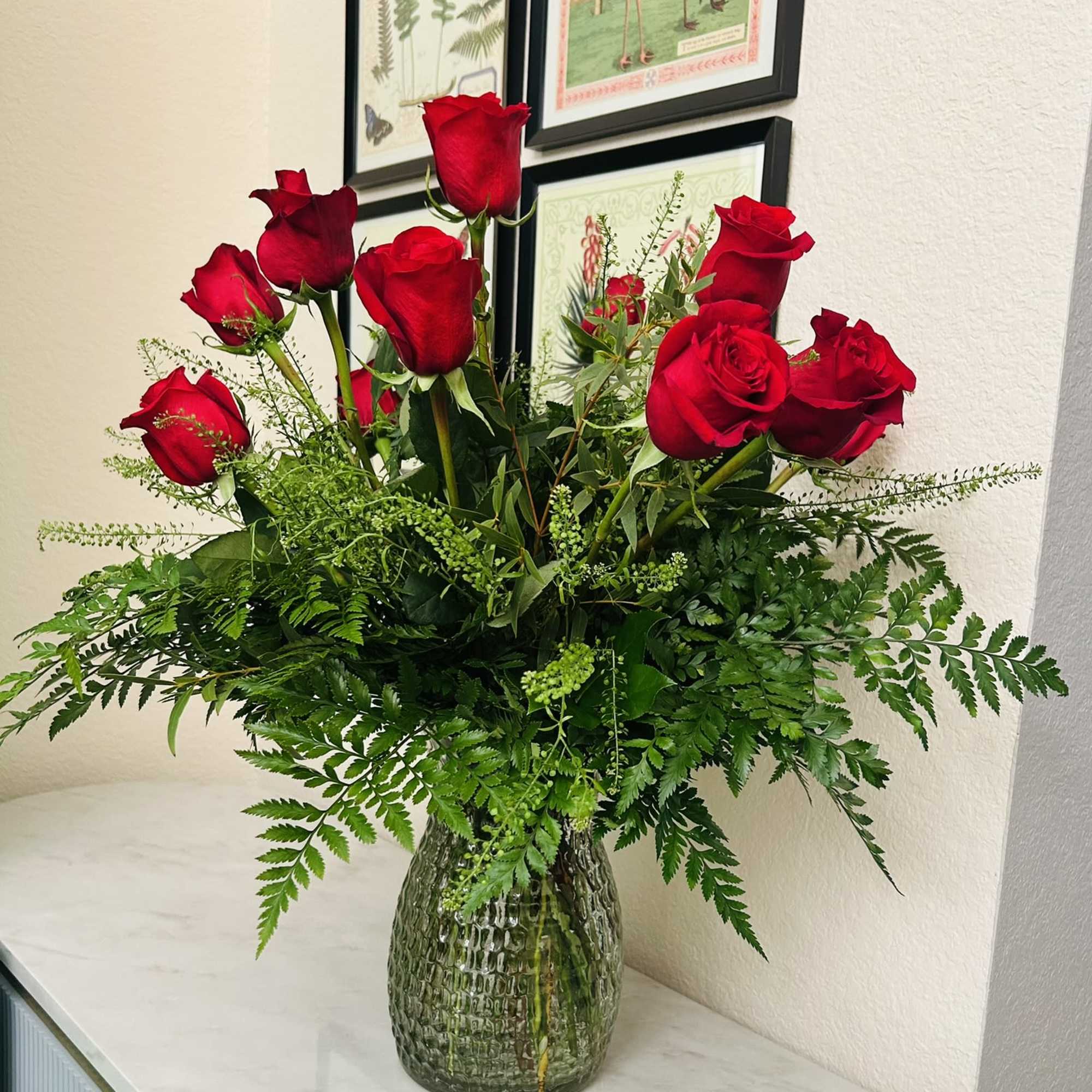 Dozen Red Roses in a Clear Glass Vase

This classic dozen red roses