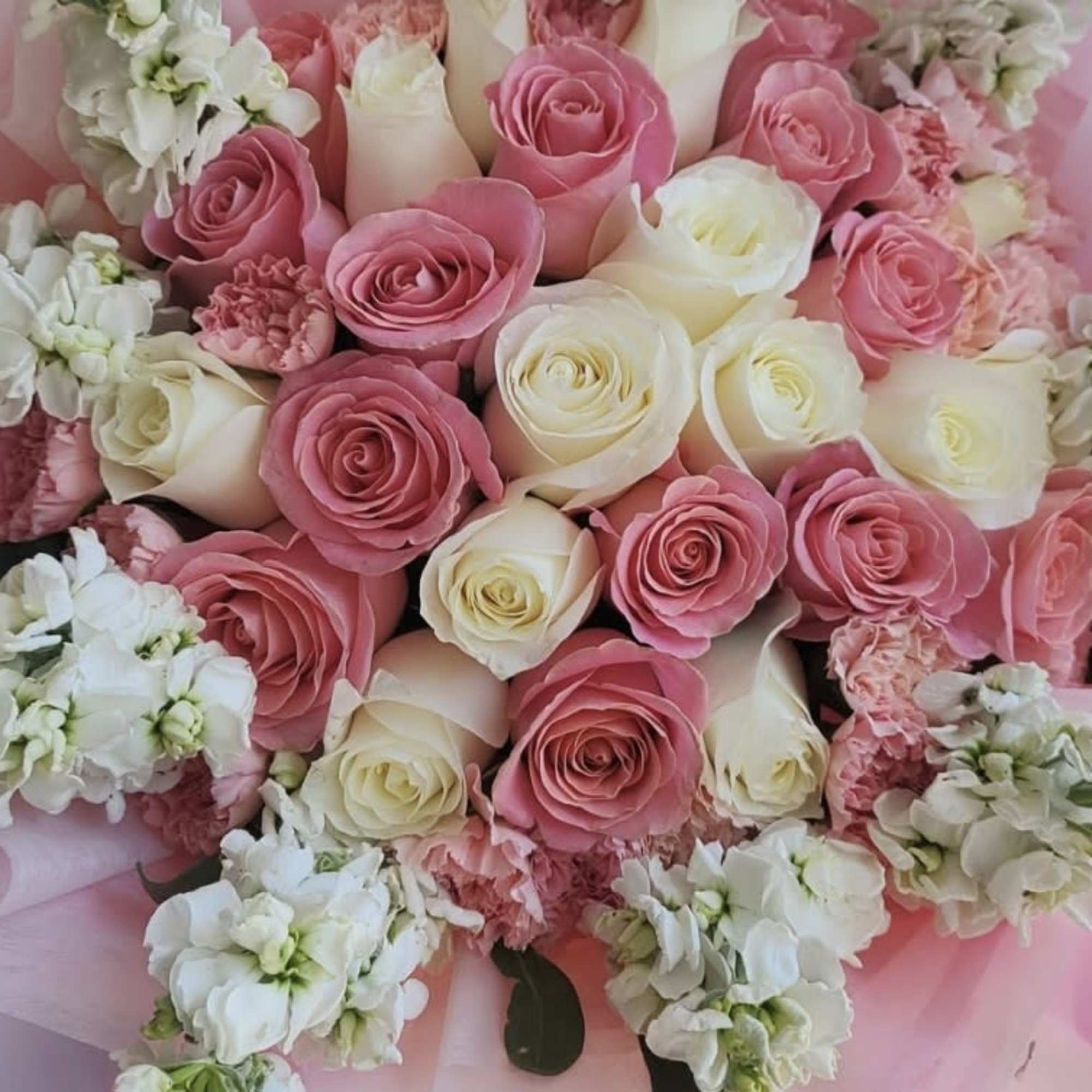 A bouquet of white and pink roses unique detail to tell the