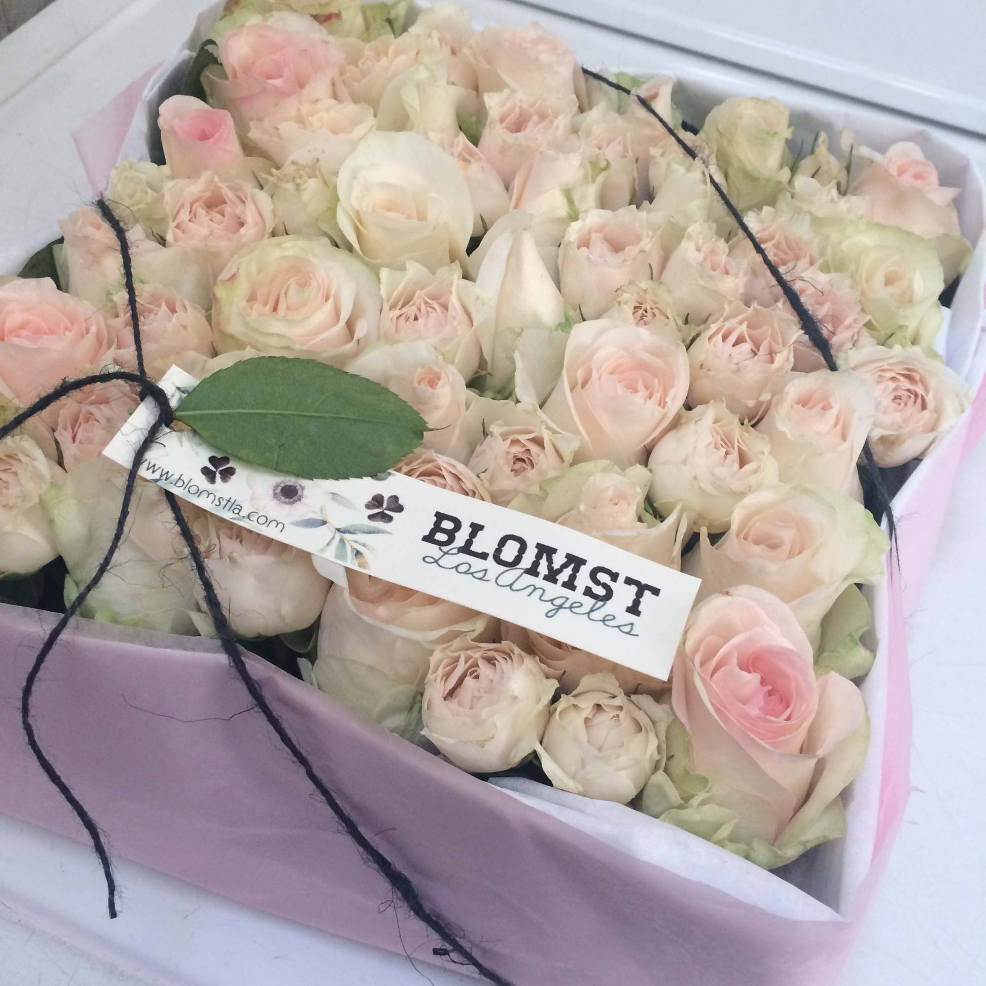 Beautiful signature Blomst rose box with pale roses in a pale pink