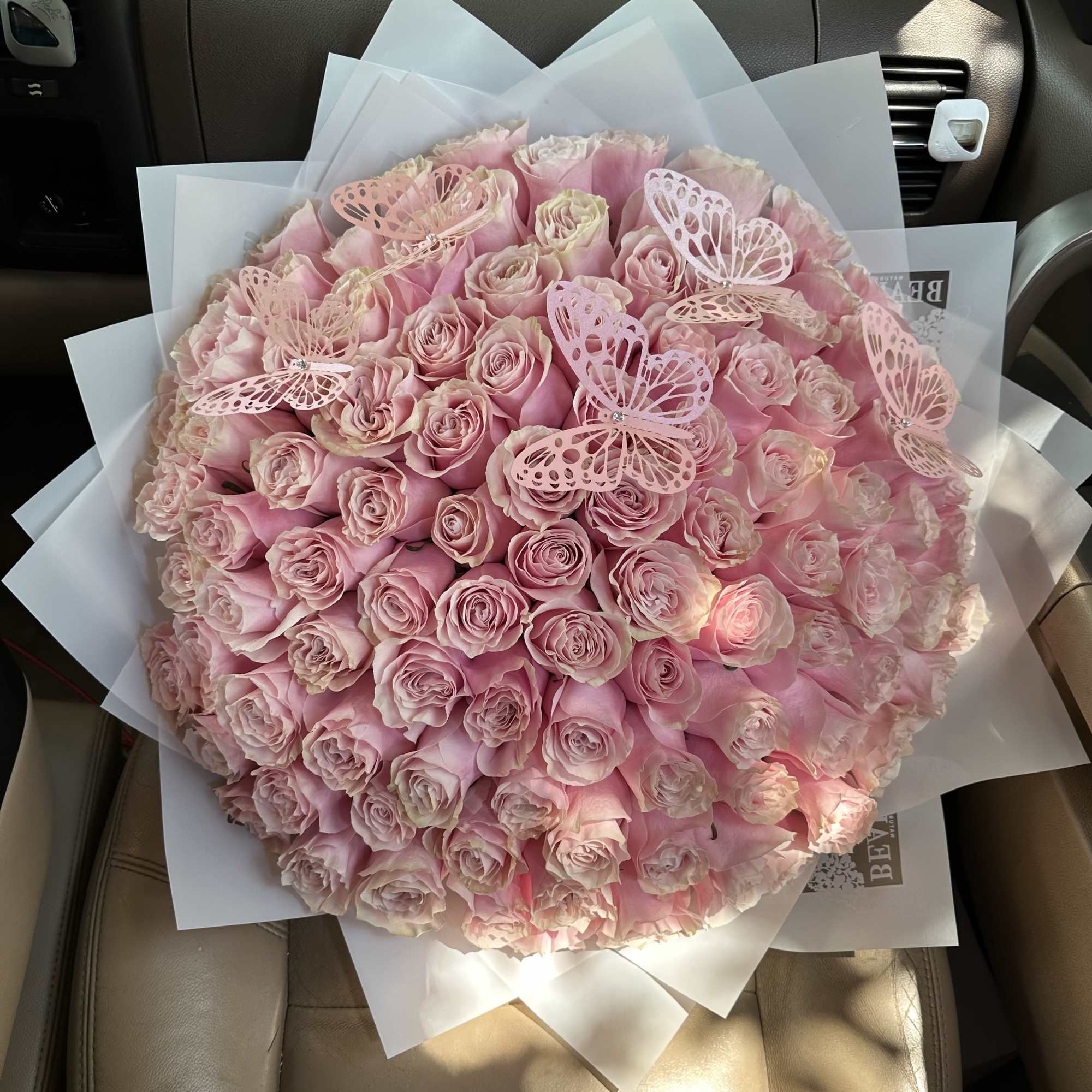  &ldquo;Ramo Buch&oacute;n&rdquo; 

Rose color available:
Red 
Pink
Hot Pink
White
You can mix

If you want