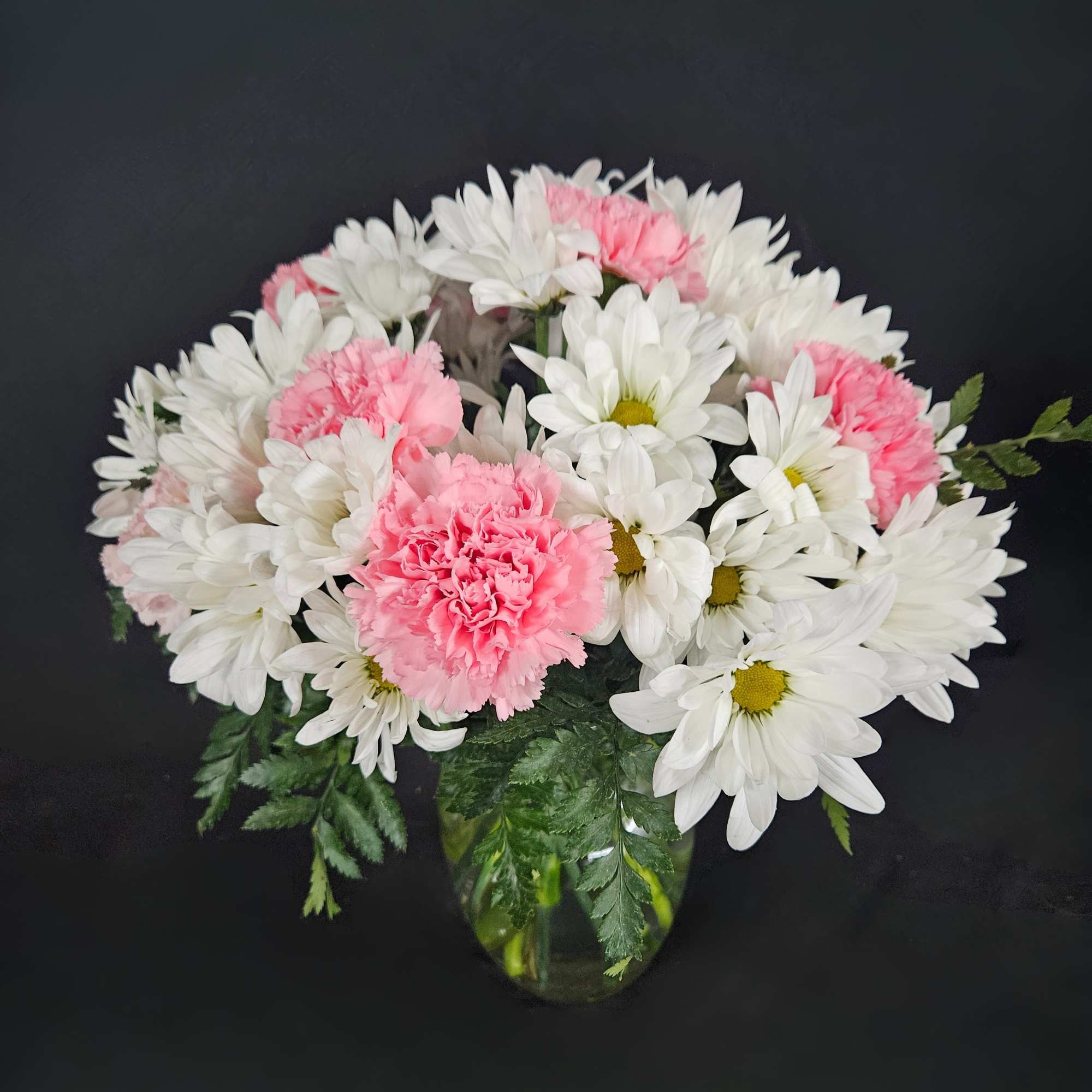 An eye-catching bouquet of pink roses (deluxe &amp; premium sizes), pink carnations