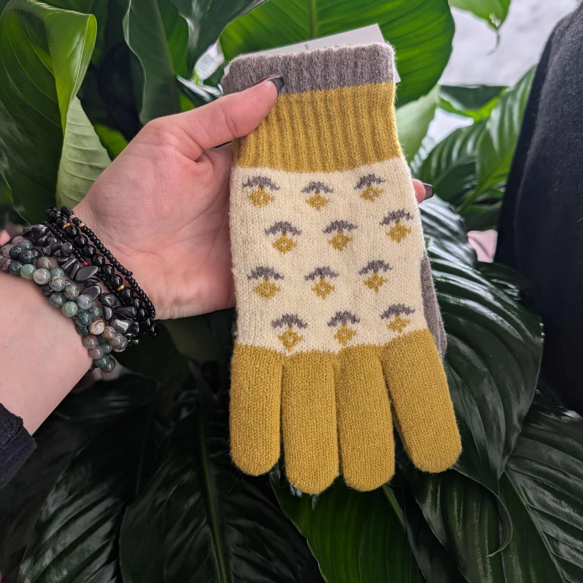 Keep Your Hands Warm With These Soft Gloves Made Of High-Density Puff