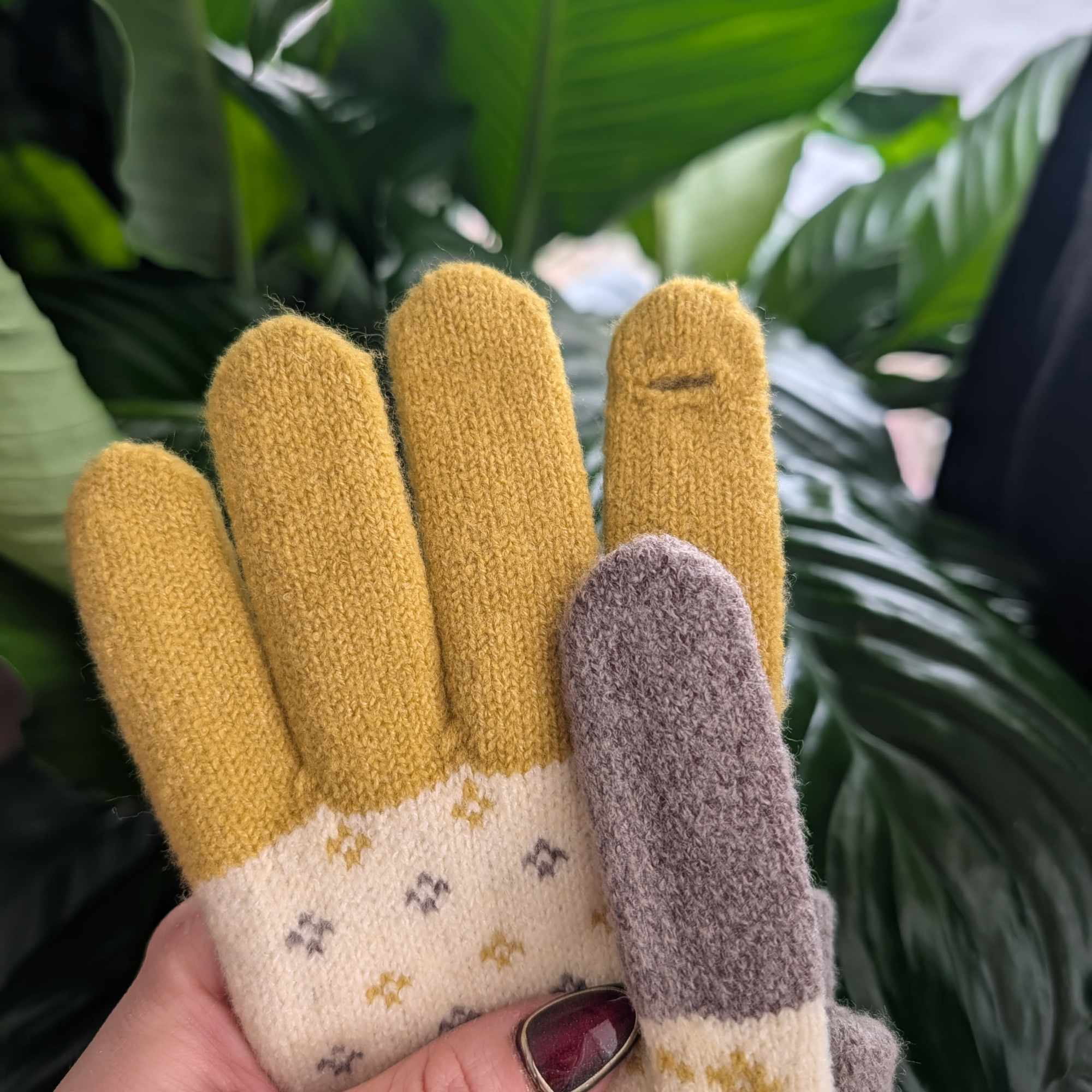 Keep Your Hands Warm With These Soft Gloves Made Of High-Density Puff