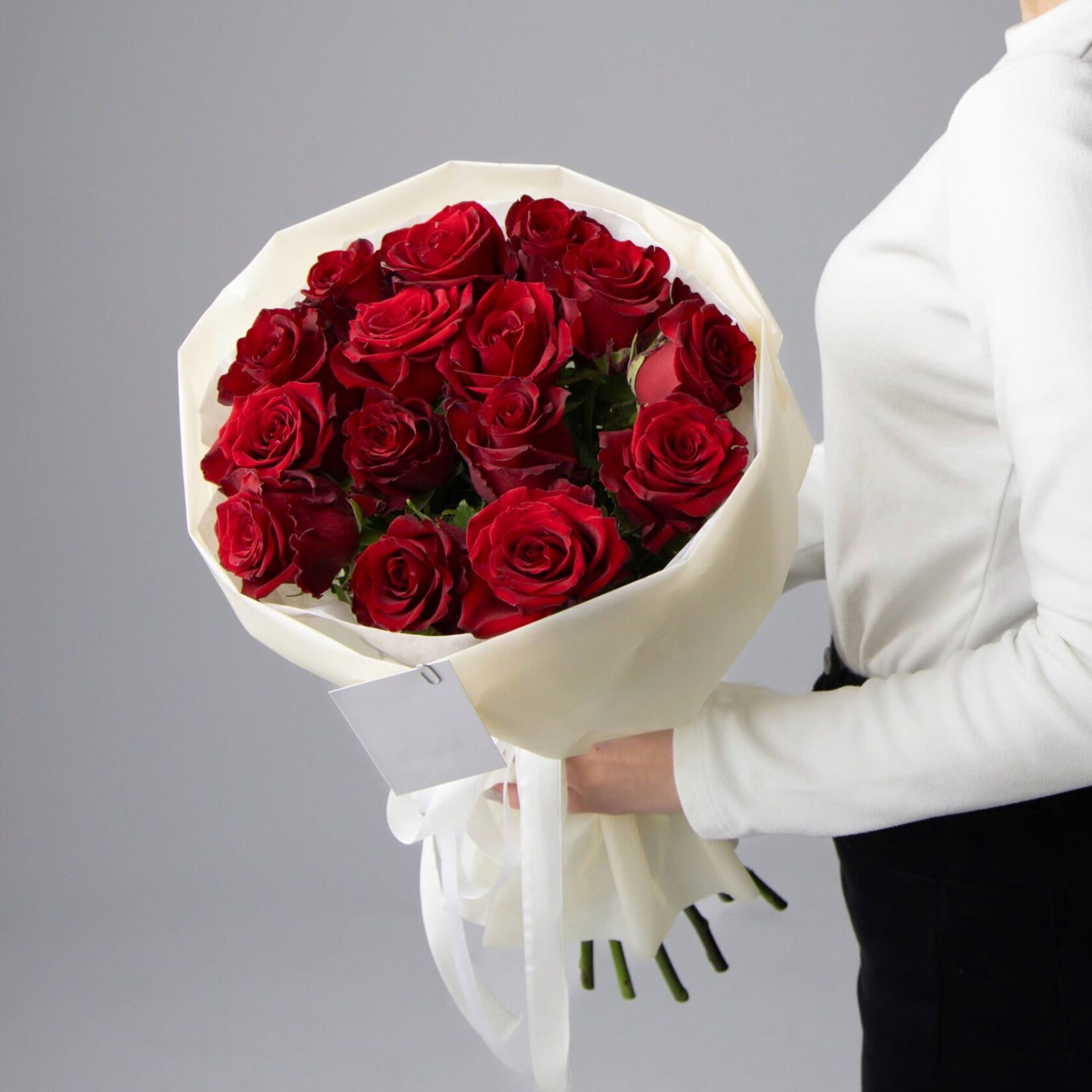 Bouquet of red roses.

Standard size - 9 roses
Deluxe size - 15 roses