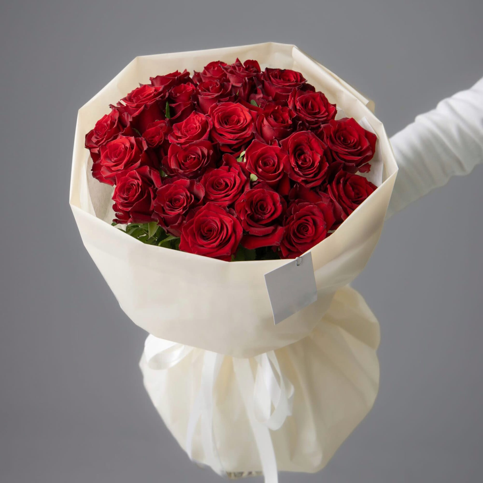 Bouquet of red roses.

Standard size - 9 roses
Deluxe size - 15 roses