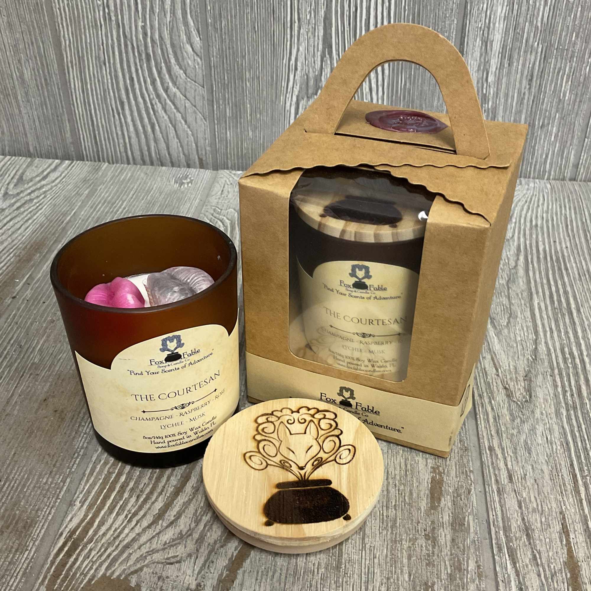 Gift the beautiful scent of champagne, raspberry, rose, lychee, and musk. This