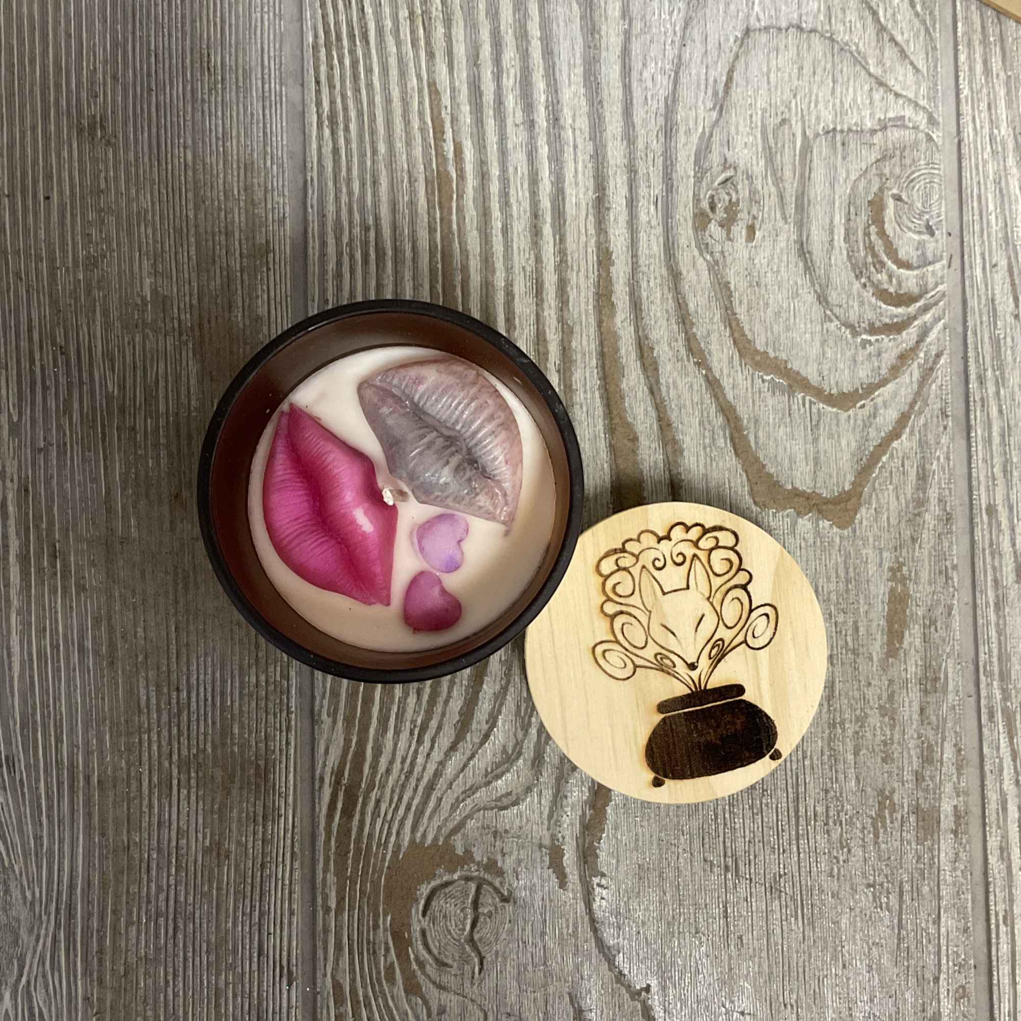 Gift the beautiful scent of champagne, raspberry, rose, lychee, and musk. This