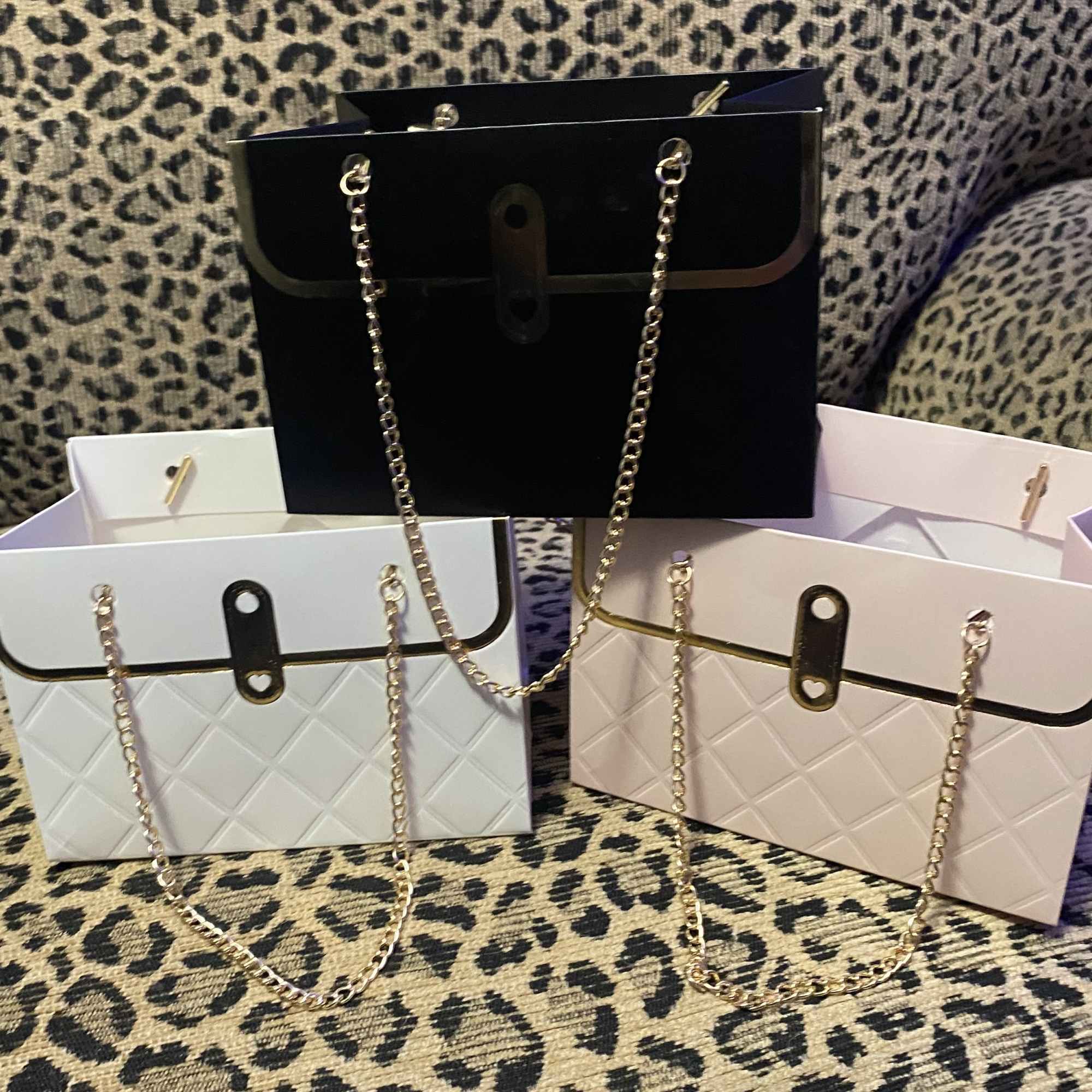 Adorable and so chic! This pink purse gift bag comes with a