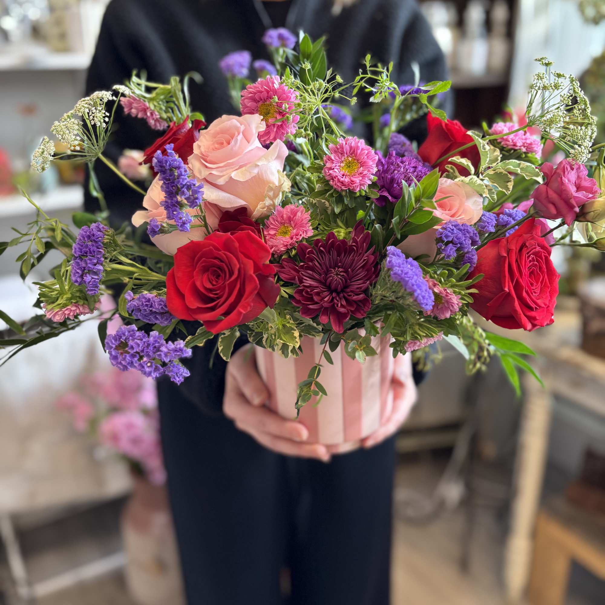 Make an impression with our deluxe arrangement for Valentine's Day. Featuring sumptuous