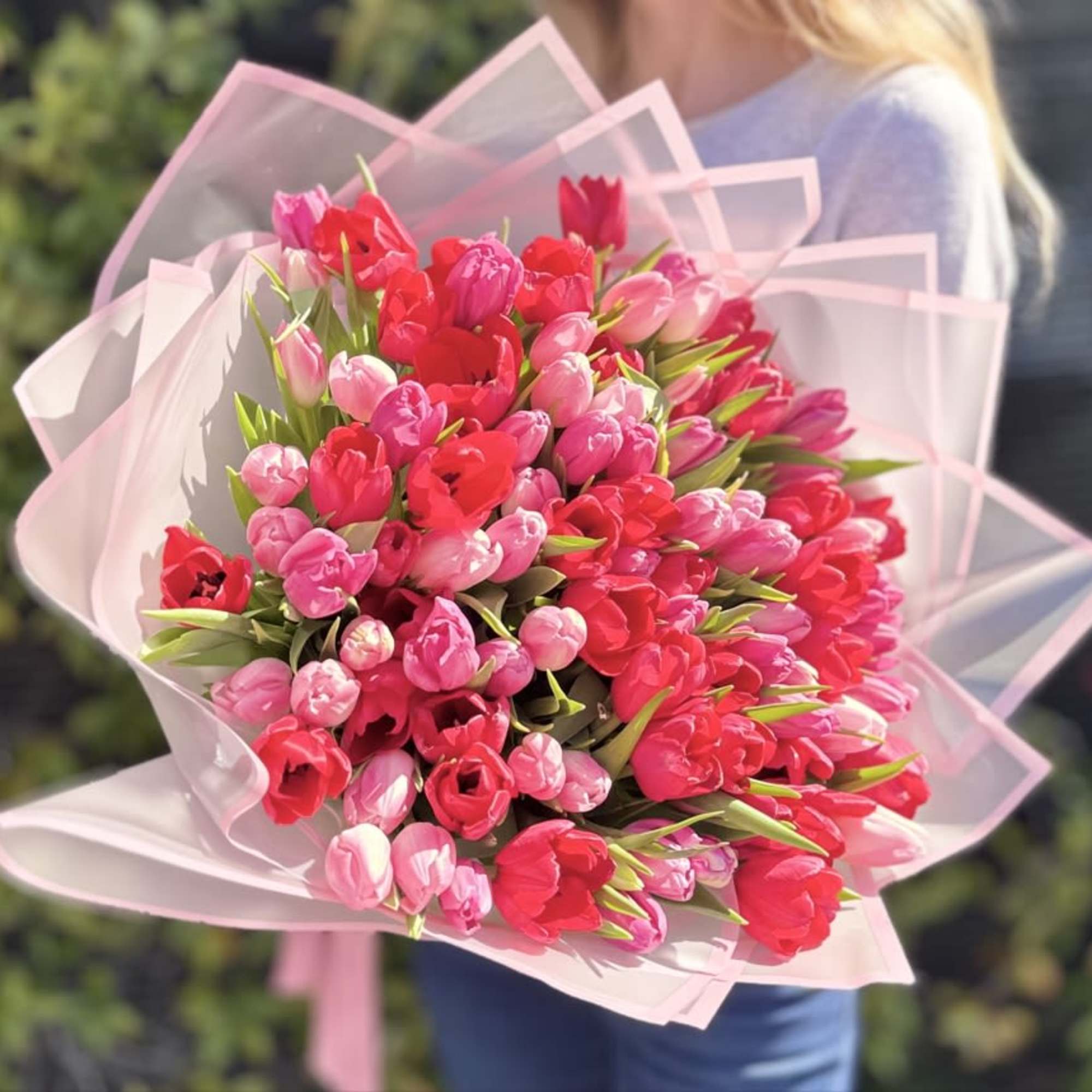 Indulge in pure floral luxury with our breathtaking bouquet of 100 pink