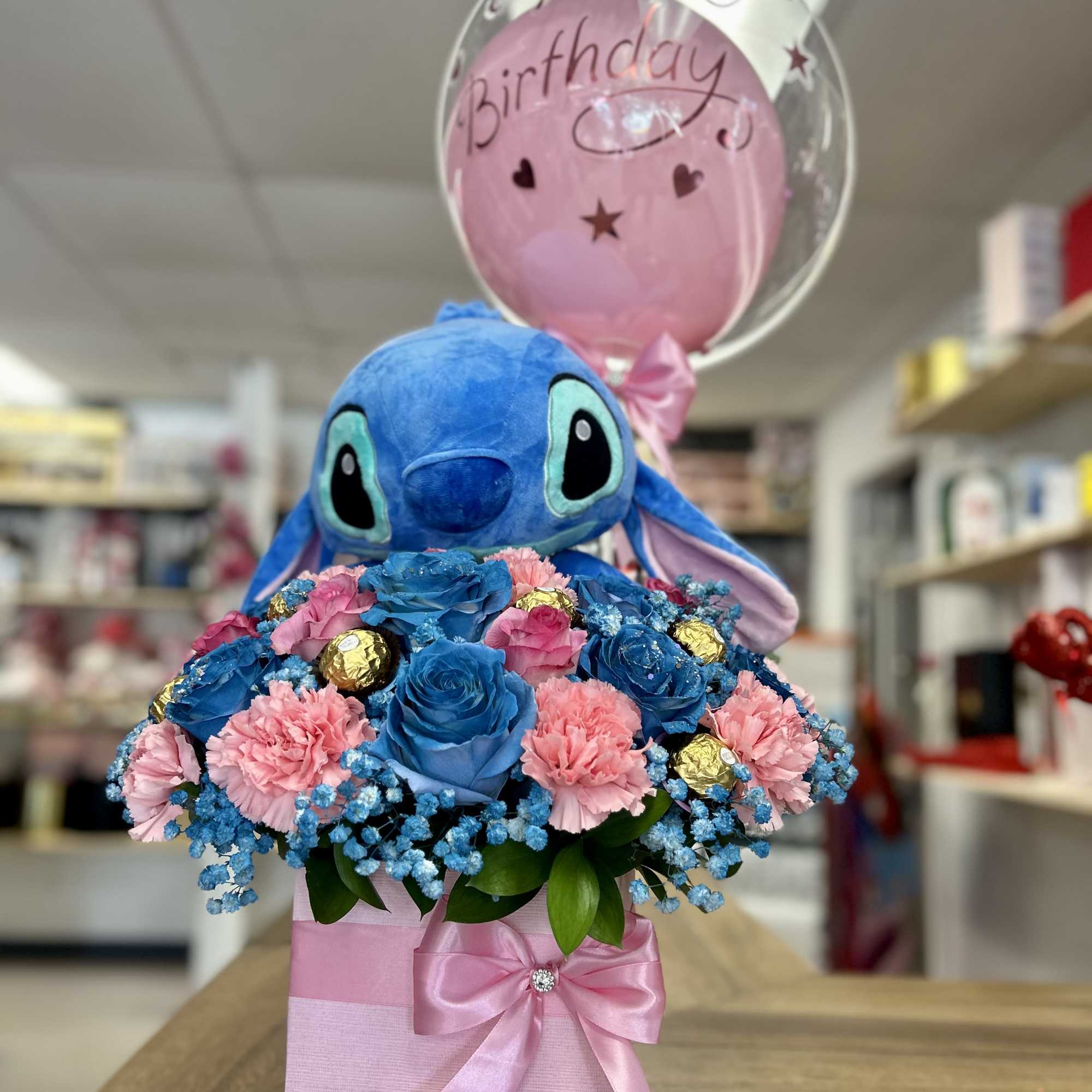 Beautiful arrangement with seasonal flowers, with stitch plush, balloon and chocolates!.
Hermoso arreglo