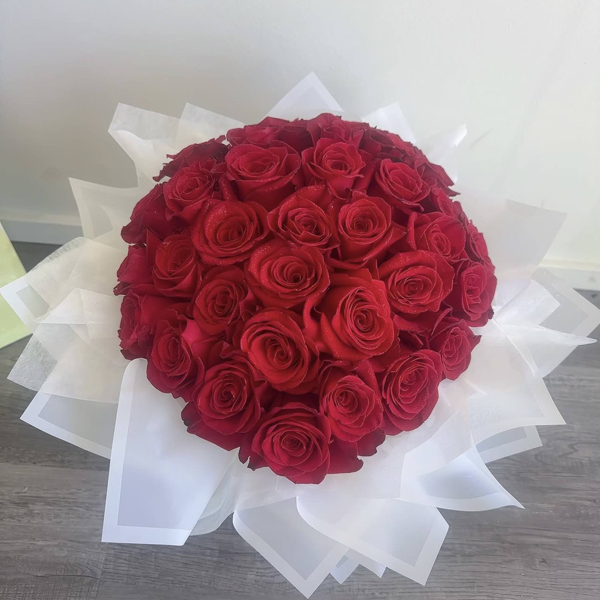 Two dozen roses total 24 
If you like other color flowers, please