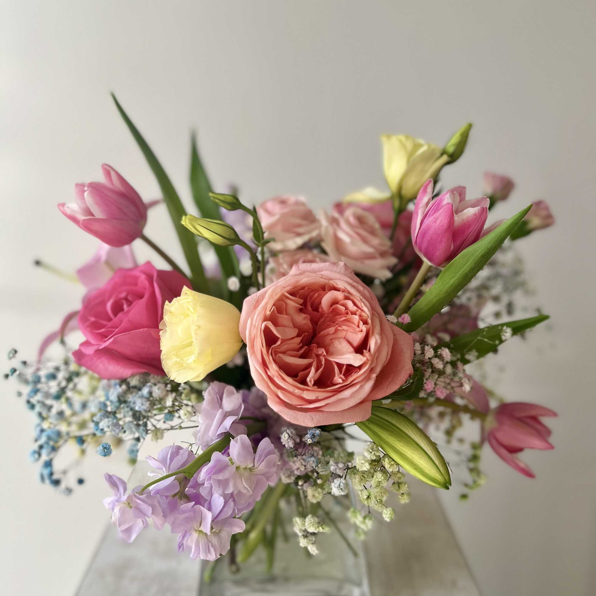 Contemporary and ethereal arrangement of light and airy blooms with baby&rsquo;s breath.
Glass