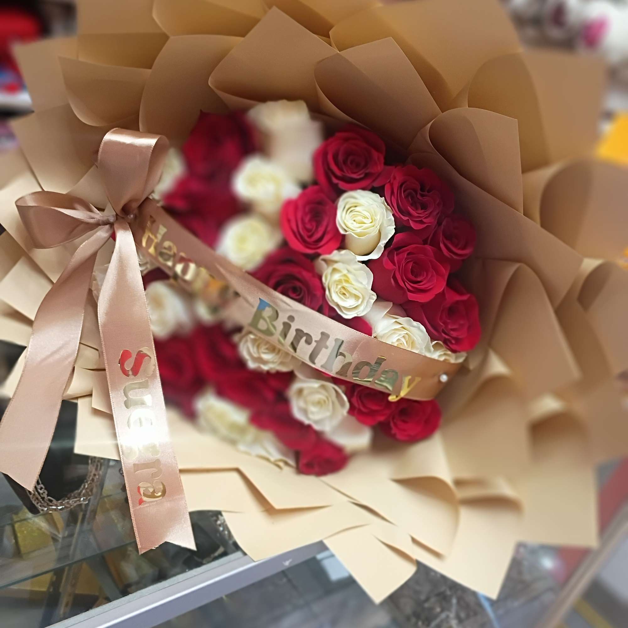 Hermoso Arreglo de 40 rosas convinadas en rojo y blanco con hermoso