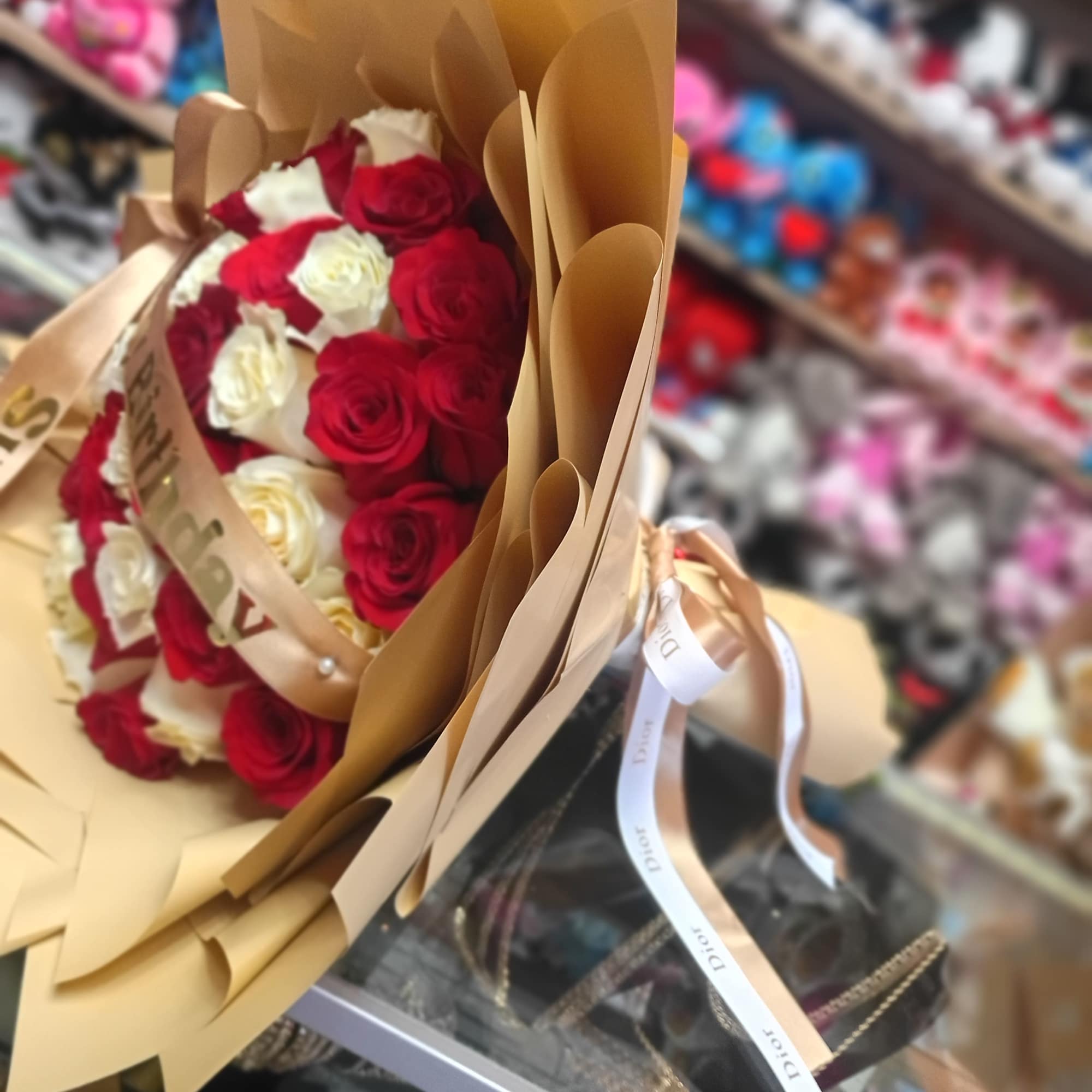 Hermoso Arreglo de 40 rosas convinadas en rojo y blanco con hermoso