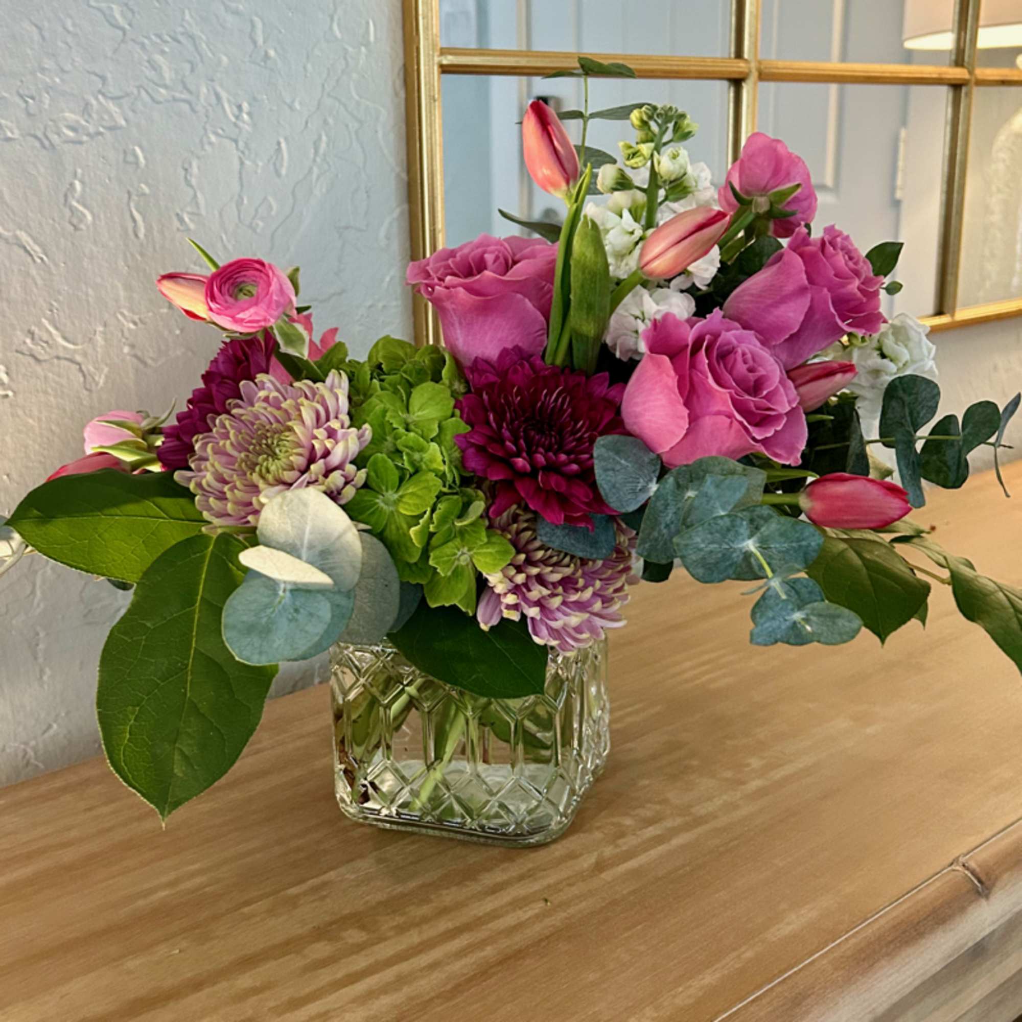 Sweet Susan typically consists of roses, tulips or cala lilies, hydrangea, ranunculus