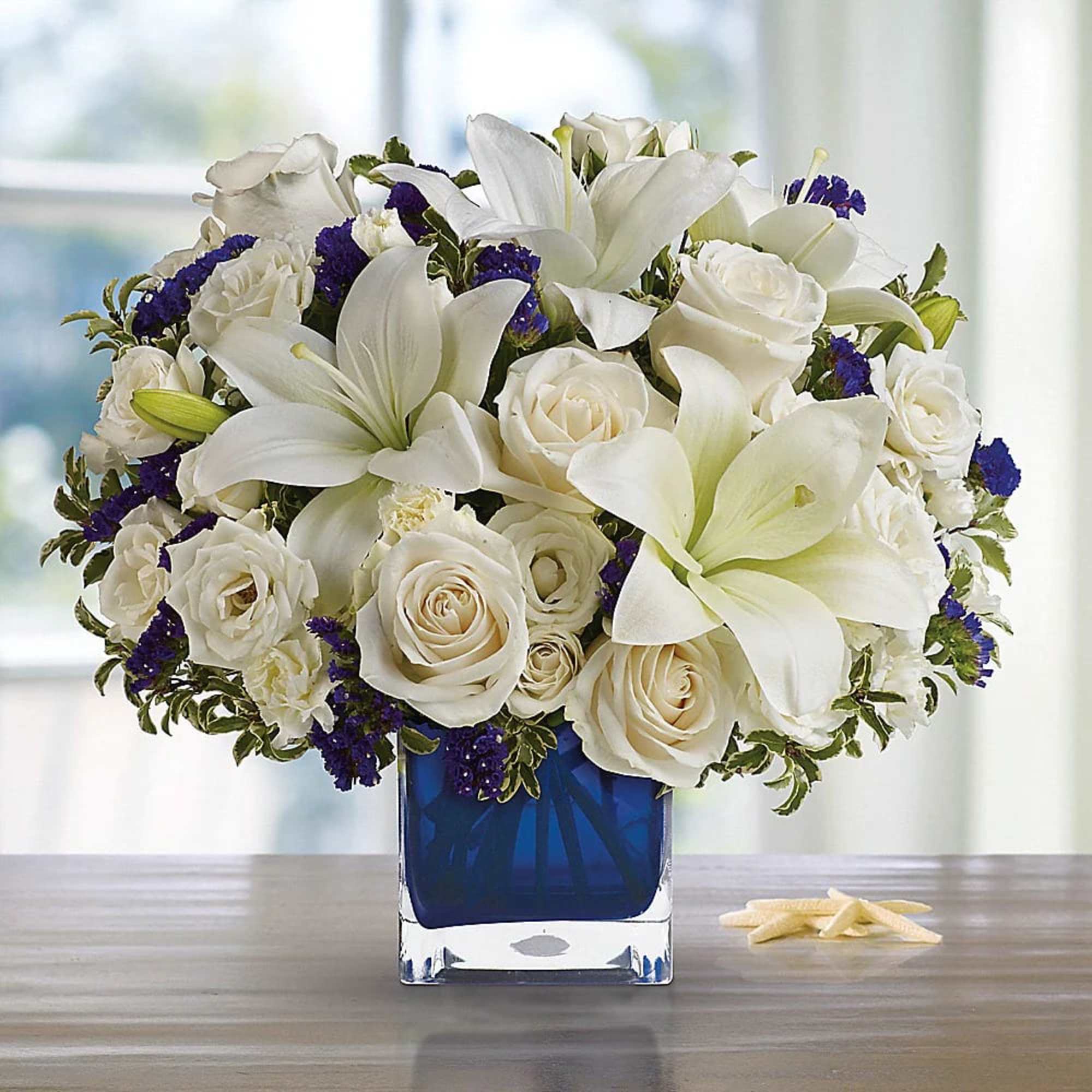 Send someone a bit of heaven with this beautiful bouquet. Luxurious cr&egrave;me