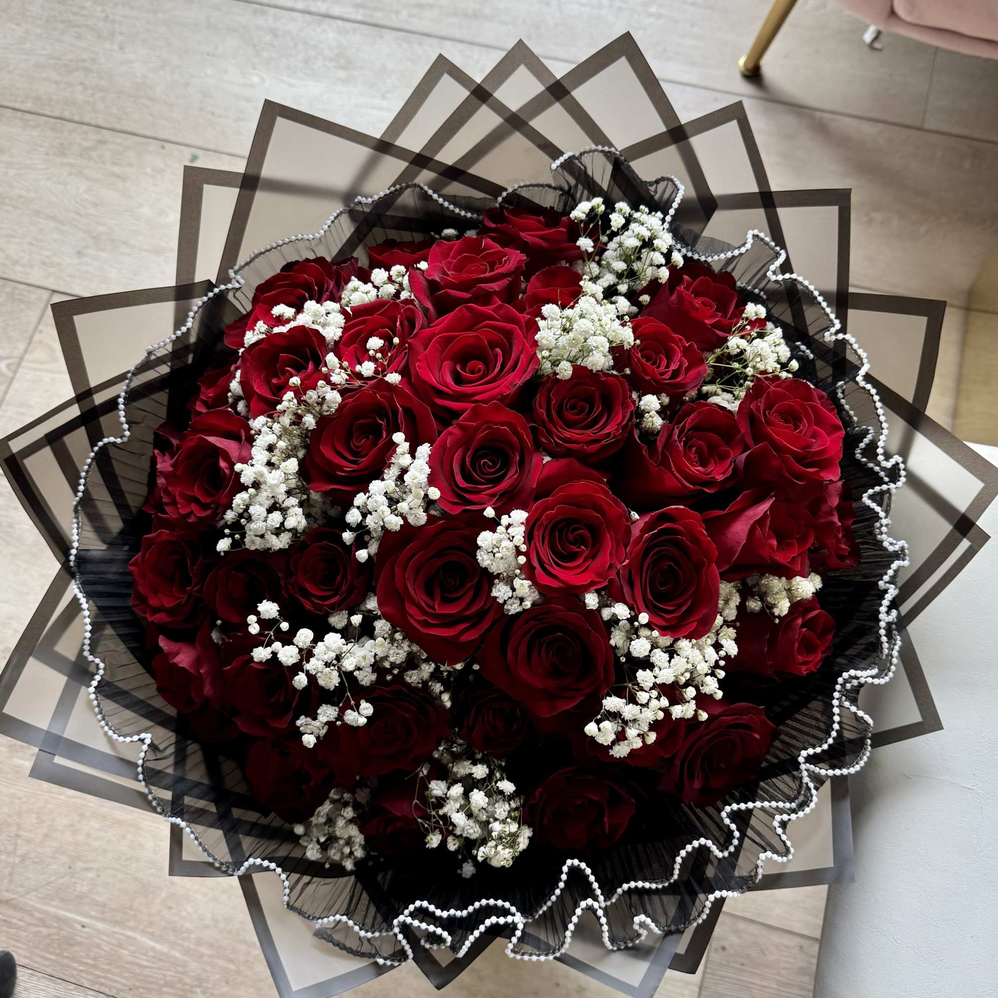 Make a grand statement with this breathtaking bouquet of premium long Steam
