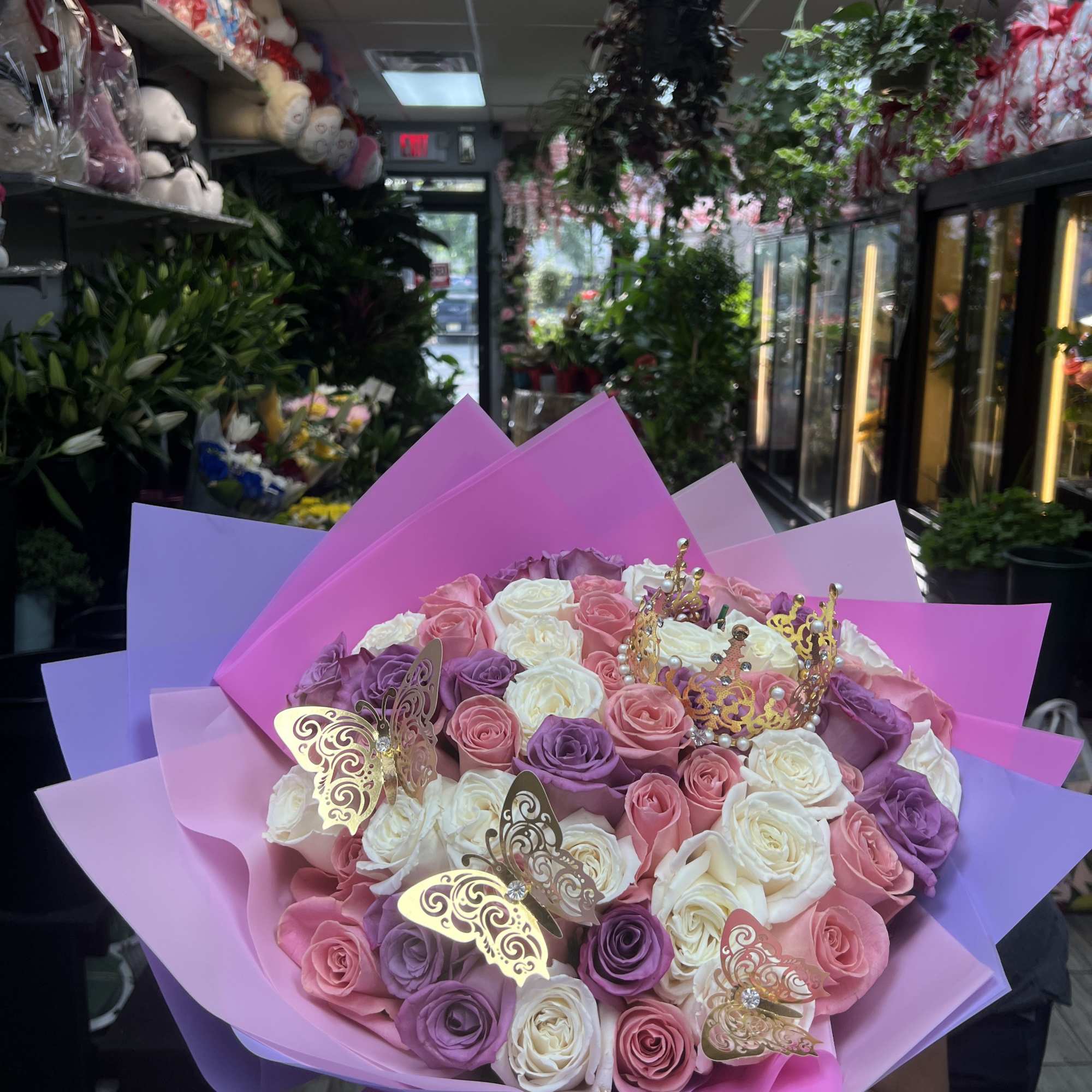 THIS NICE  BOUQUET PASTEL COLORS ROUSES WITH BUTTERFLY AND CROWN THAT