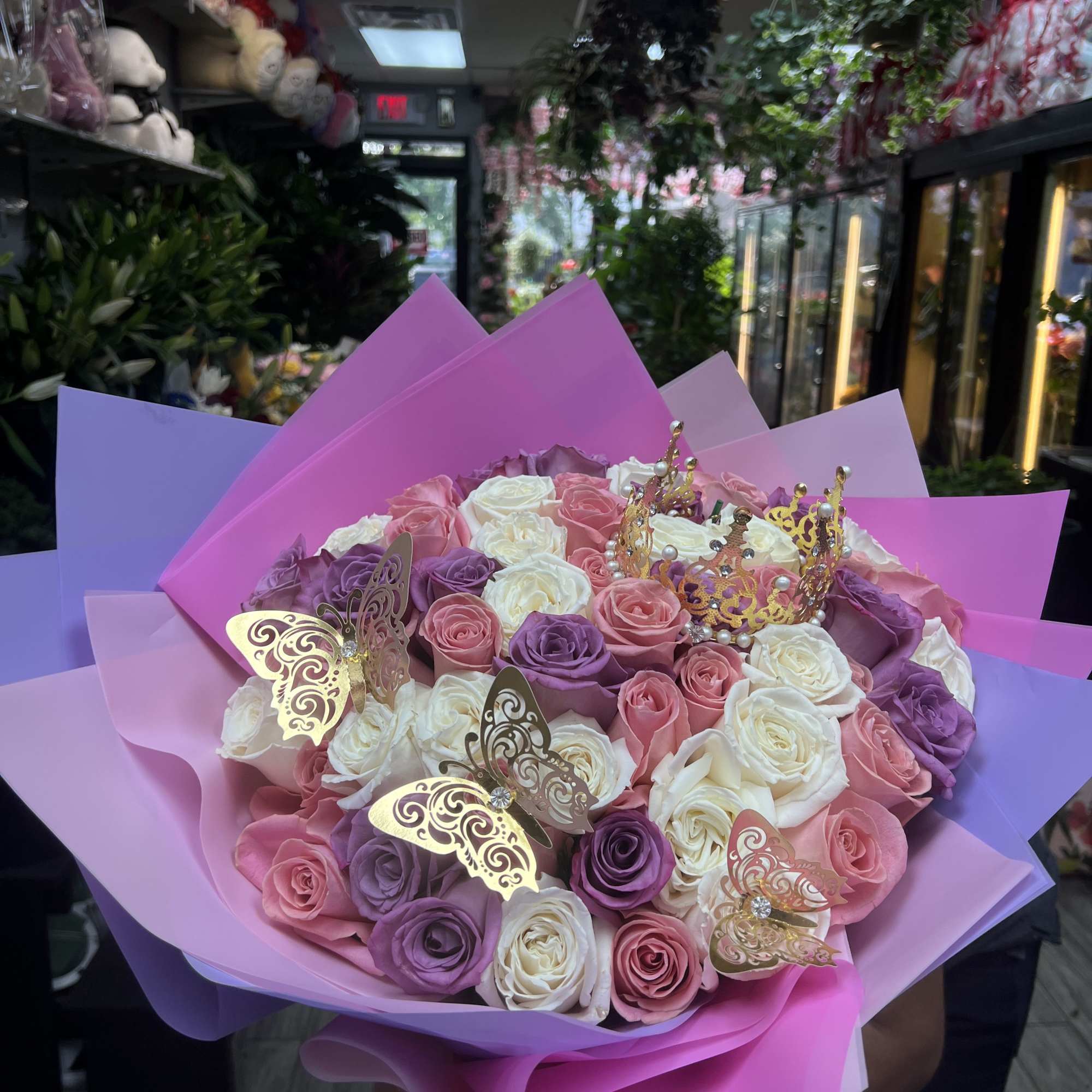 THIS NICE  BOUQUET PASTEL COLORS ROUSES WITH BUTTERFLY AND CROWN THAT