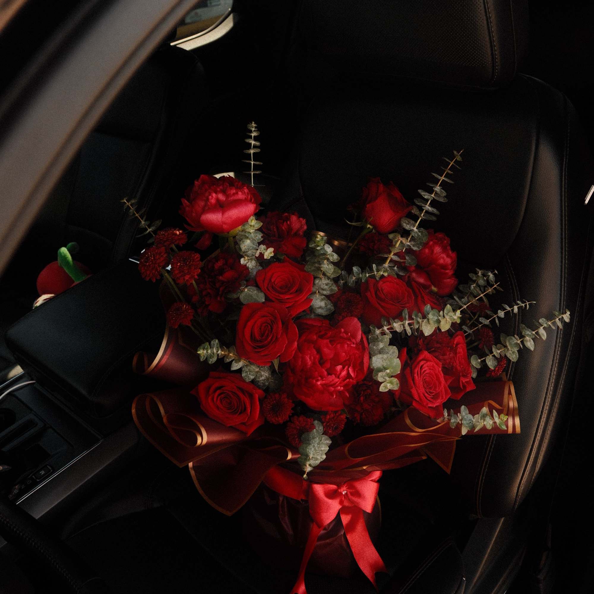 This is a beautiful and classy bouquet with mixed flowers wrapped in