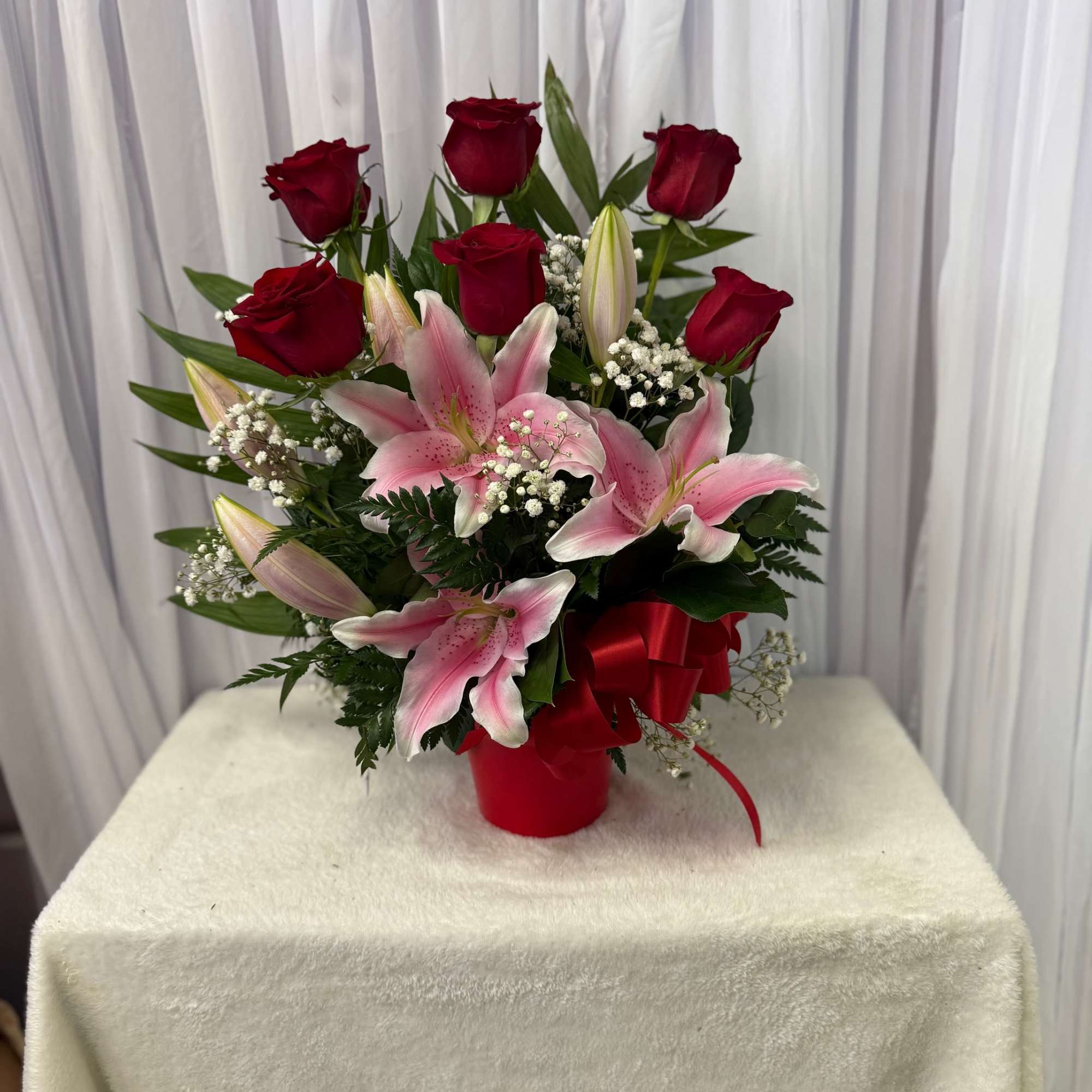 Disclaimer in case of SUBSITUTIONS: 

for green and blooming plants, similar plants