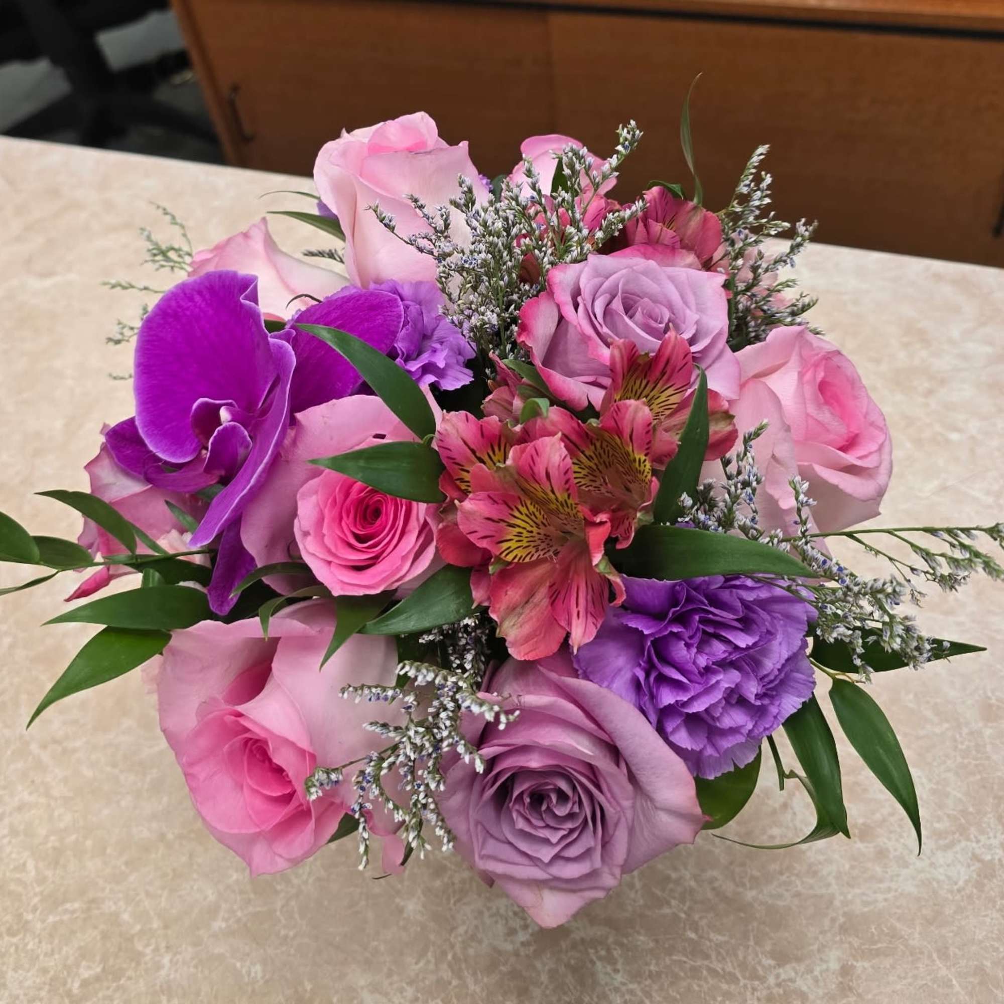 SOFT AND SWEET IN LEAF LINED CLEAR GLASS CYLINDER