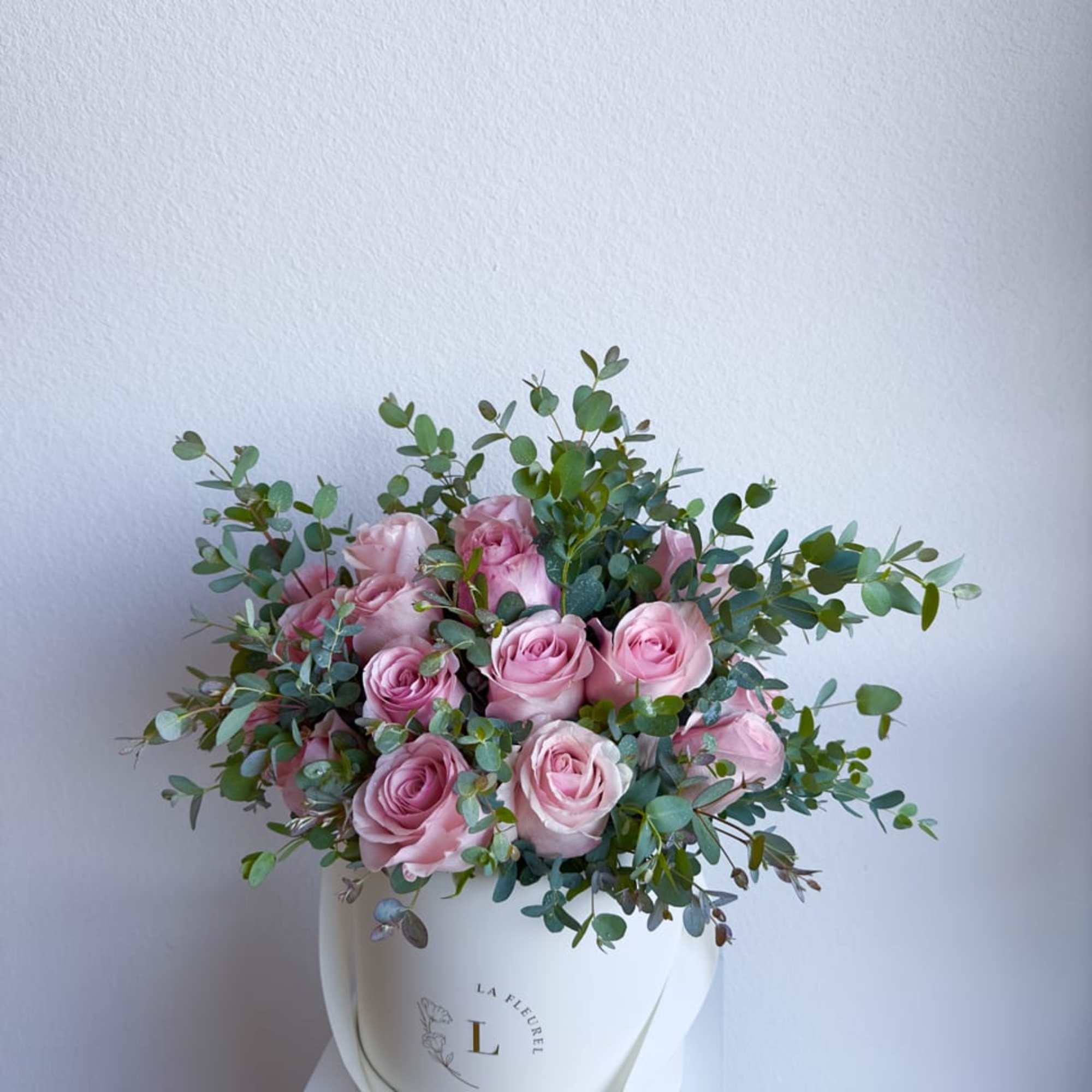 This beautiful box contains a combination of 22 to 25 fresh roses